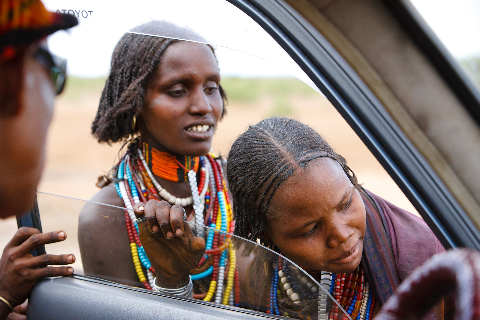 Zrcátka prostě v Africe stále fungují. Od dob Emila Holuba až po současnost. Výjimkou nebyla ani zpětná zrcátka našeho LandCruisera.