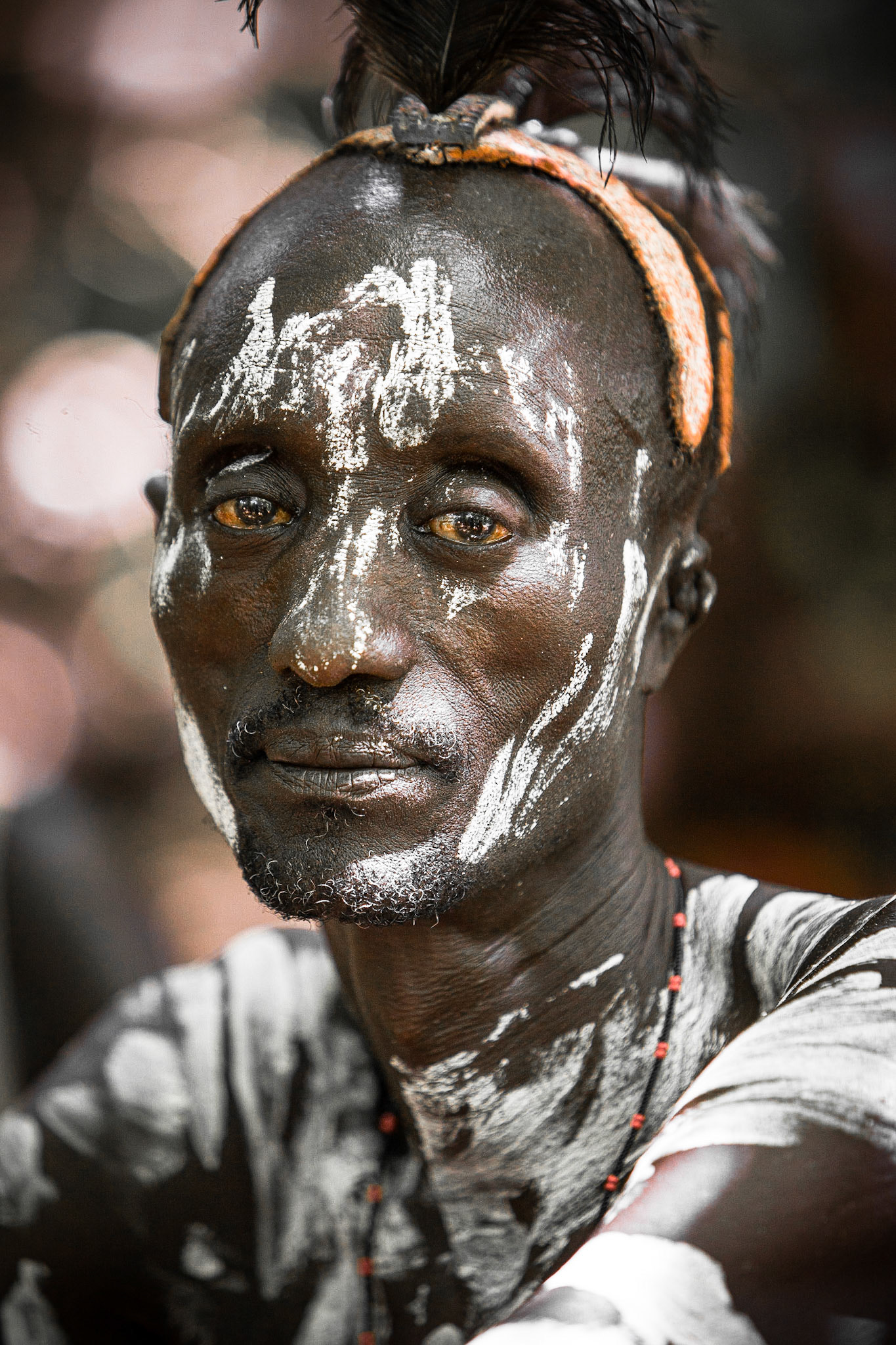 Hlína na hlavě je speciální a drahá. Nachází se jen na nemnoha lokalitách. Proto také všichni v této oblasti s sebou nosí speciální malou dřevěnou stoličku, která jim slouží zároveň i jako polštář. Hlava musí zůstat celou noc ve vzduchu, aby se neponičila drahá výzdoba.