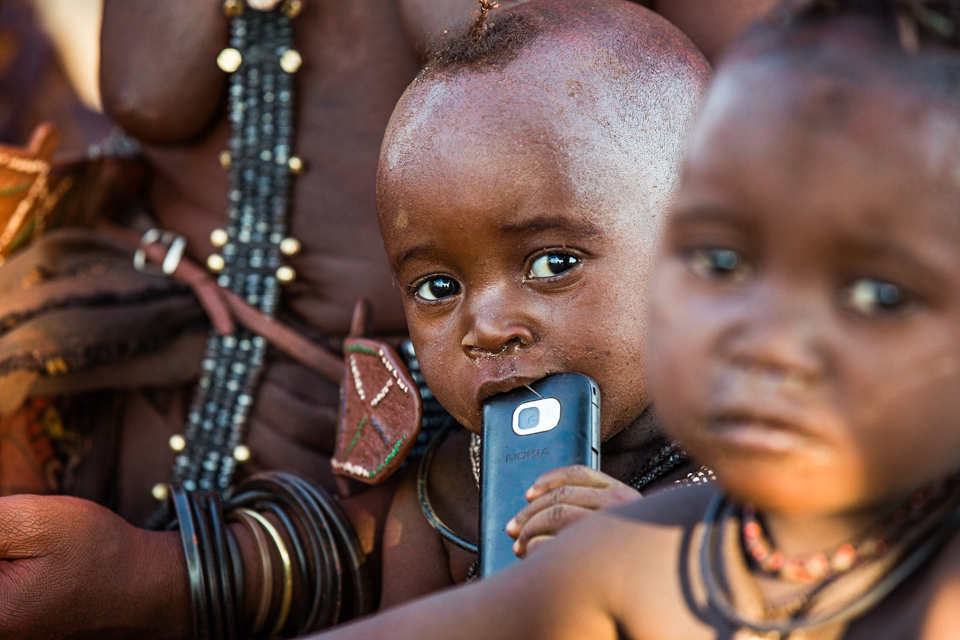 Nutno uznat, že mobilní oterátoři odvedli v Africe za posledních pár let notnou dávku práce. Moderní technologie tak pronikají až na "konec světa" a Afrika se mění před očima.