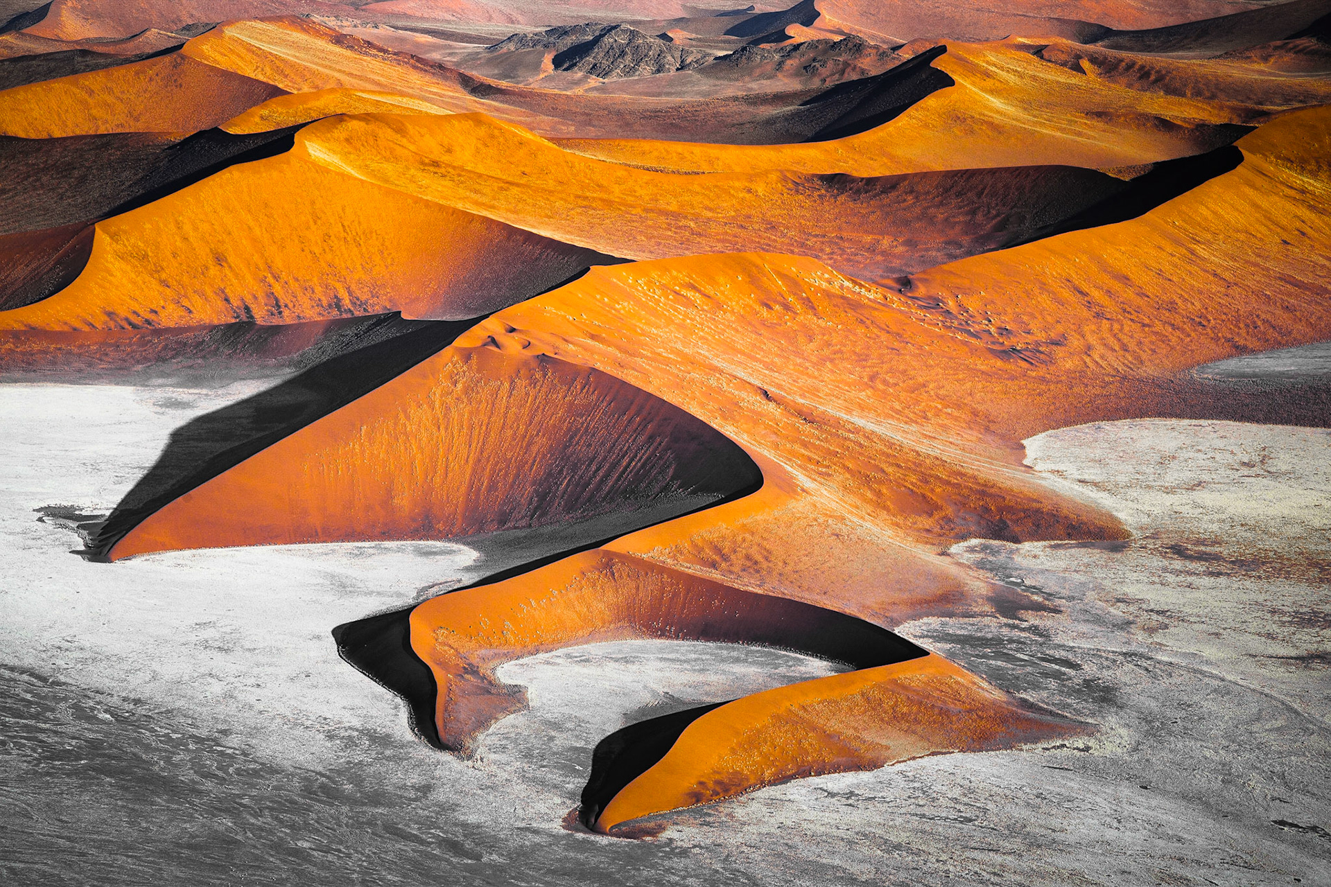 Sussusvlei Deadvlei - Namibia / Až 300 metrů vysoké duny obklopují solnou pánev Sossusvlei.