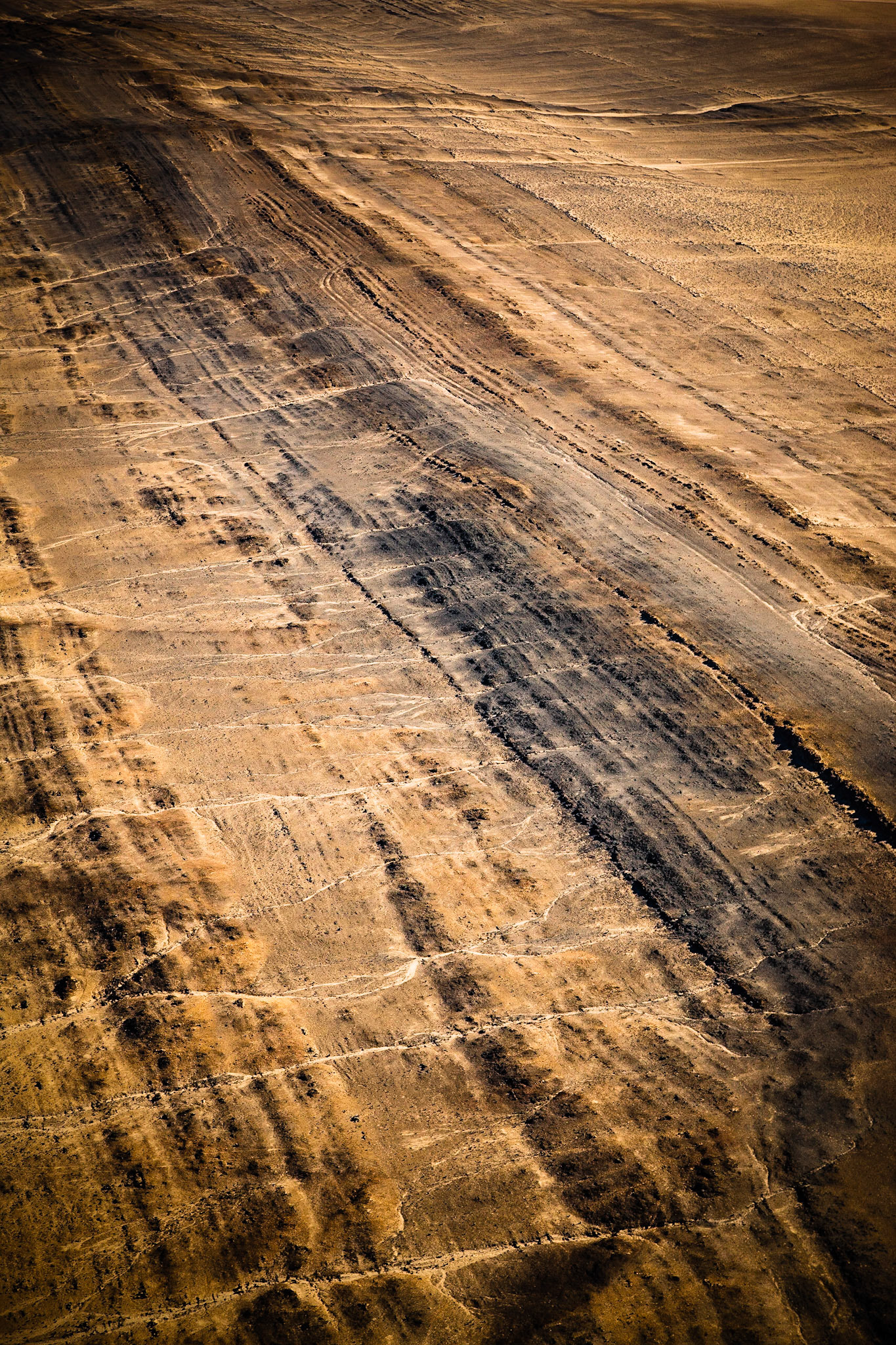 Namib není jen pouští nejvyšších písešných dun na světě, ale ve skutečnosti má opravdu mnohu tváří. Ty mnohdy zůstávají skryty právě uprostřed nedostupných dun, a tak nejlepší způsob vedoucí k jejich odhalení, je najmutí si letadla a pohled z nebe.