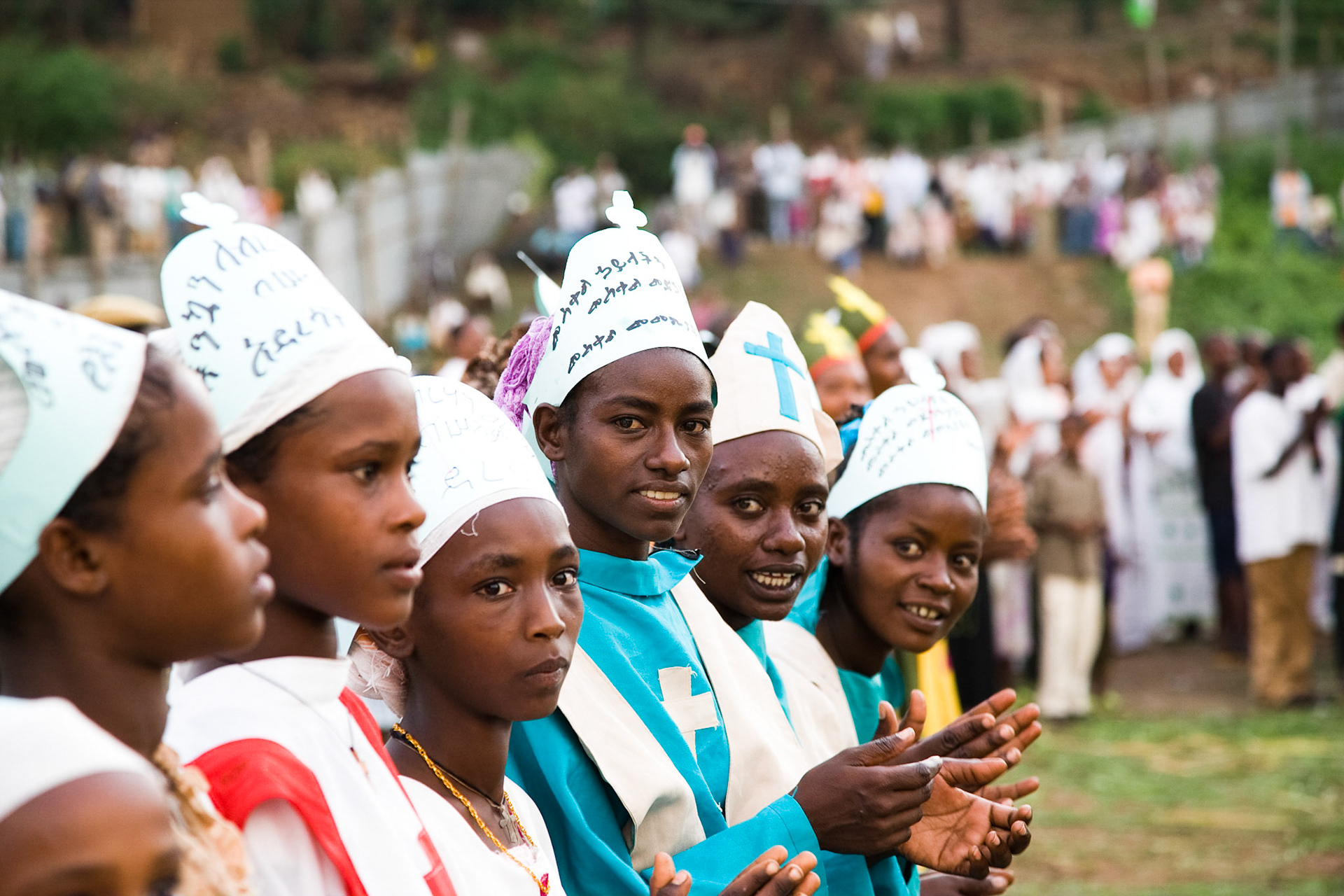 V průpěhu podvečerních oslav zde tančí děti z jednotlivých křesťanských spolků.