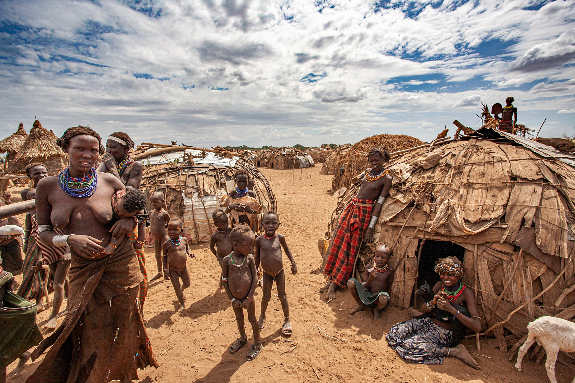 Vesnice kmene Galeb se nachází v depresivním, prašném a větrném prostředí na břehu řeky Omo nedaleko vesnice Omorate. Ze všech vesnic, které jsem navštívil, na mě působila nejméně utěšeným dojmem a nemohl jsem se zbavit pocitu, že jsem se ocitl kdesi uprostřed kulis špatného scifi filmu o zániku civilizace a jejím znovuzrození z popela.