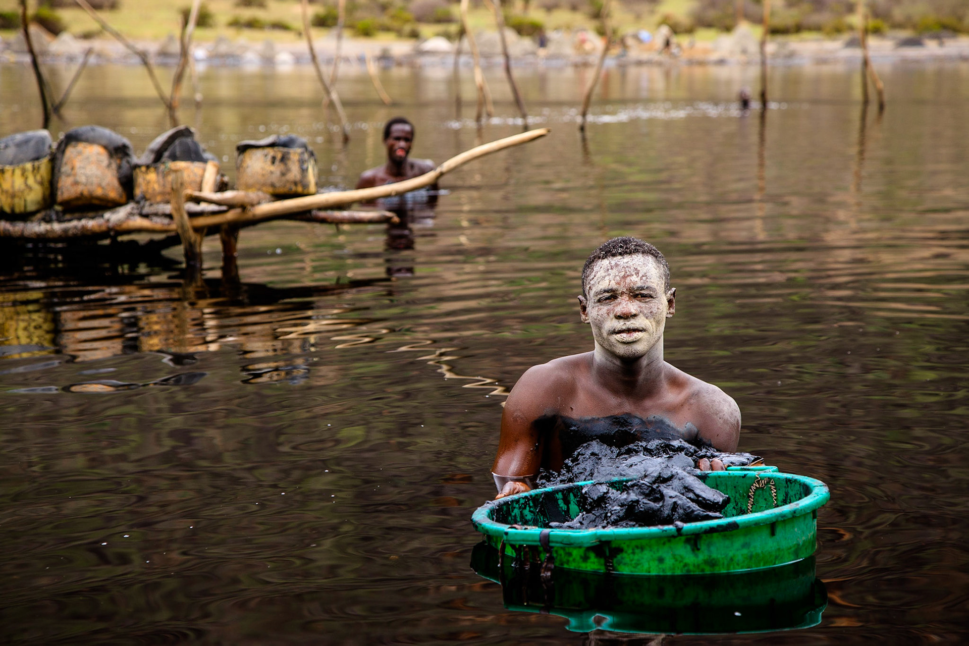 S drahocenným bahnem na břeh.