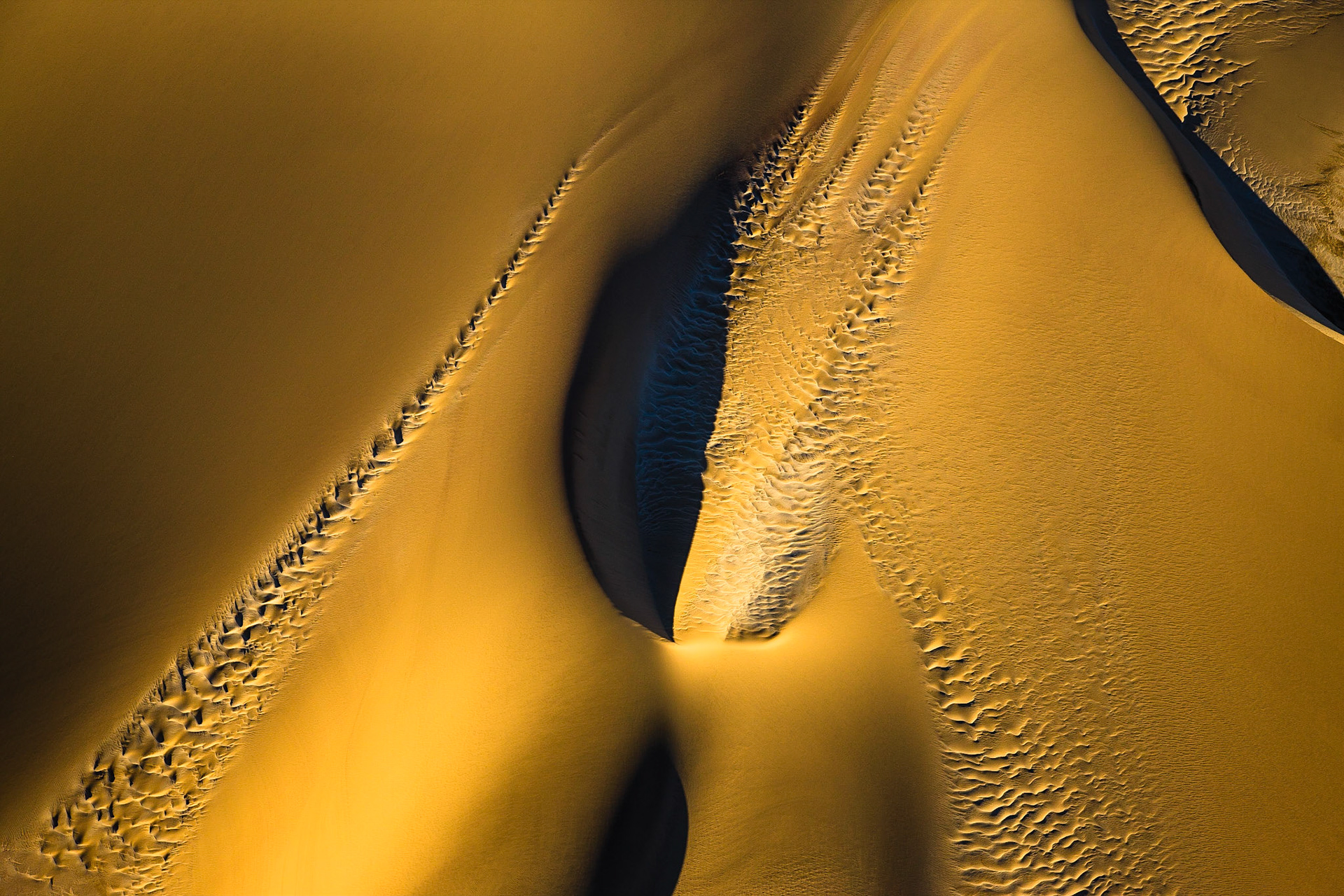 Namib není jen pouští nejvyšších písešných dun na světě, ale ve skutečnosti má opravdu mnohu tváří. Ty mnohdy zůstávají skryty právě uprostřed nedostupných dun, a tak nejlepší způsob vedoucí k jejich odhalení, je najmutí si letadla a pohled z nebe.