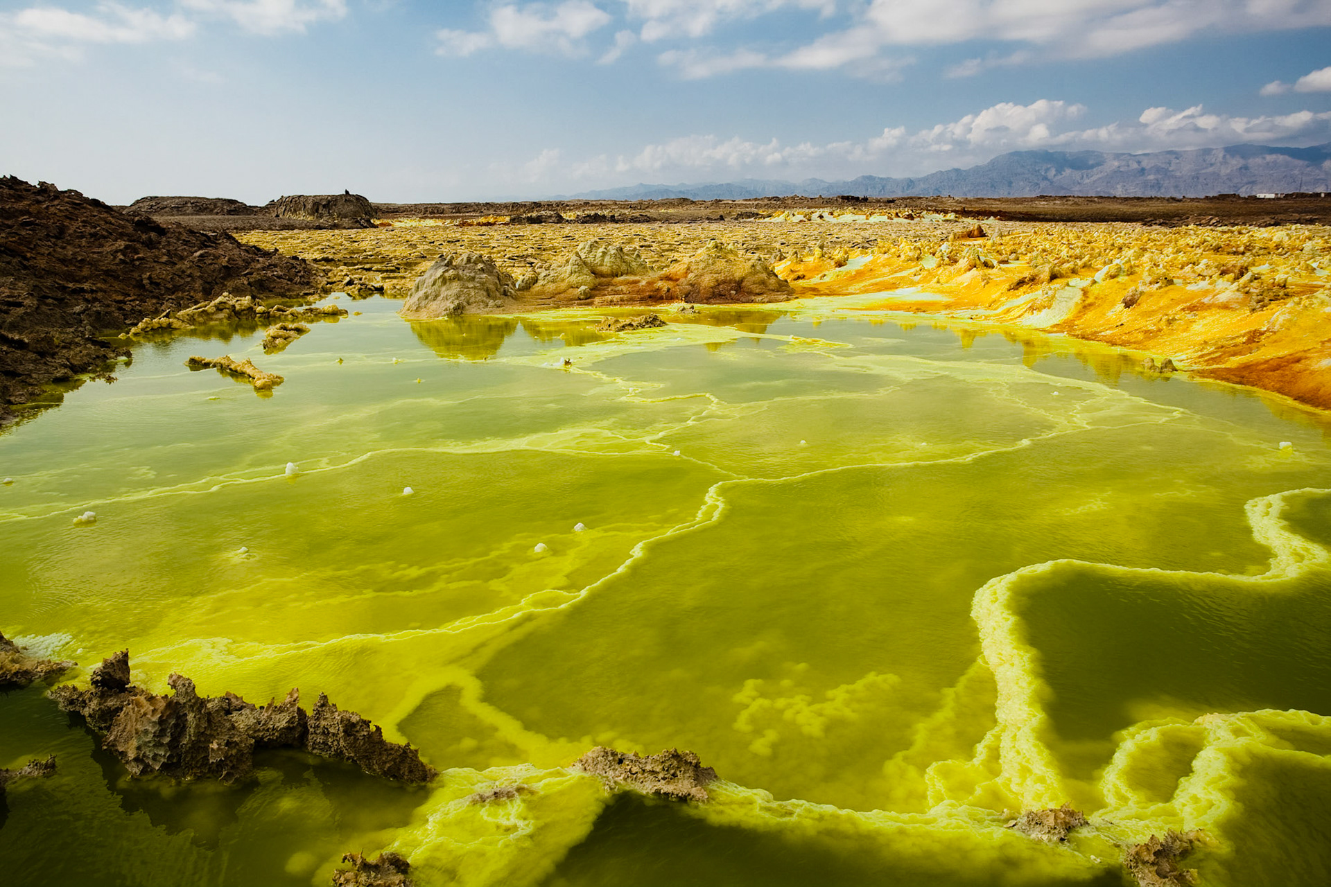 Pokud se rozhodnete pro návštěvu tohoto místa, tak se připravte se na drobné potíže s dýcháním. Kyselina zde prostě visí ve vzduchu:)
