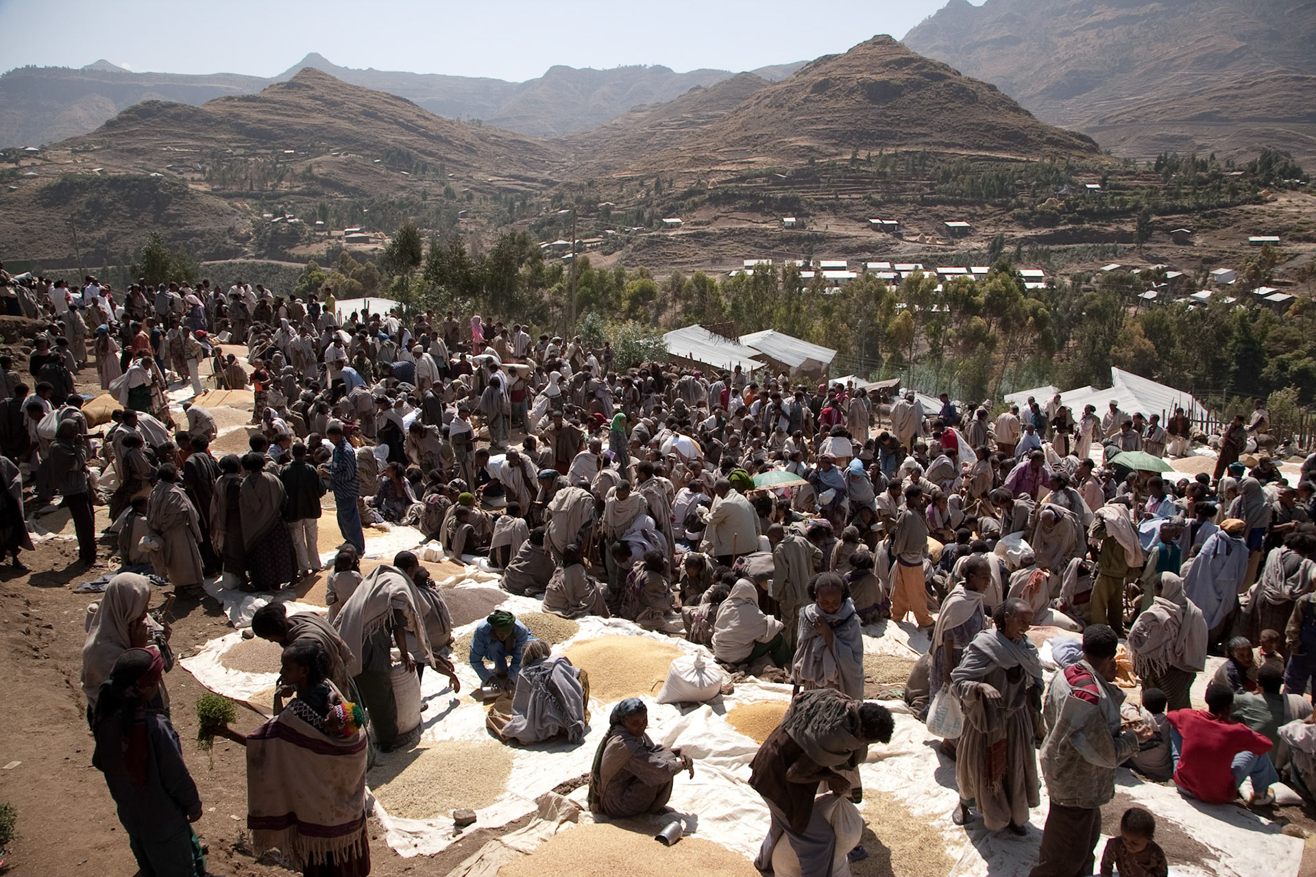 Ve vesnicích mimo velká města se většina obchodů a nákupů odehrává na tradičních trzích. Mají pevný řád, pevně stanovené místo a dobu. To, že dnes je zrovna v dané lokalitě trh, poznáte podle davů, táhnoucích se od rána jedním směrem.