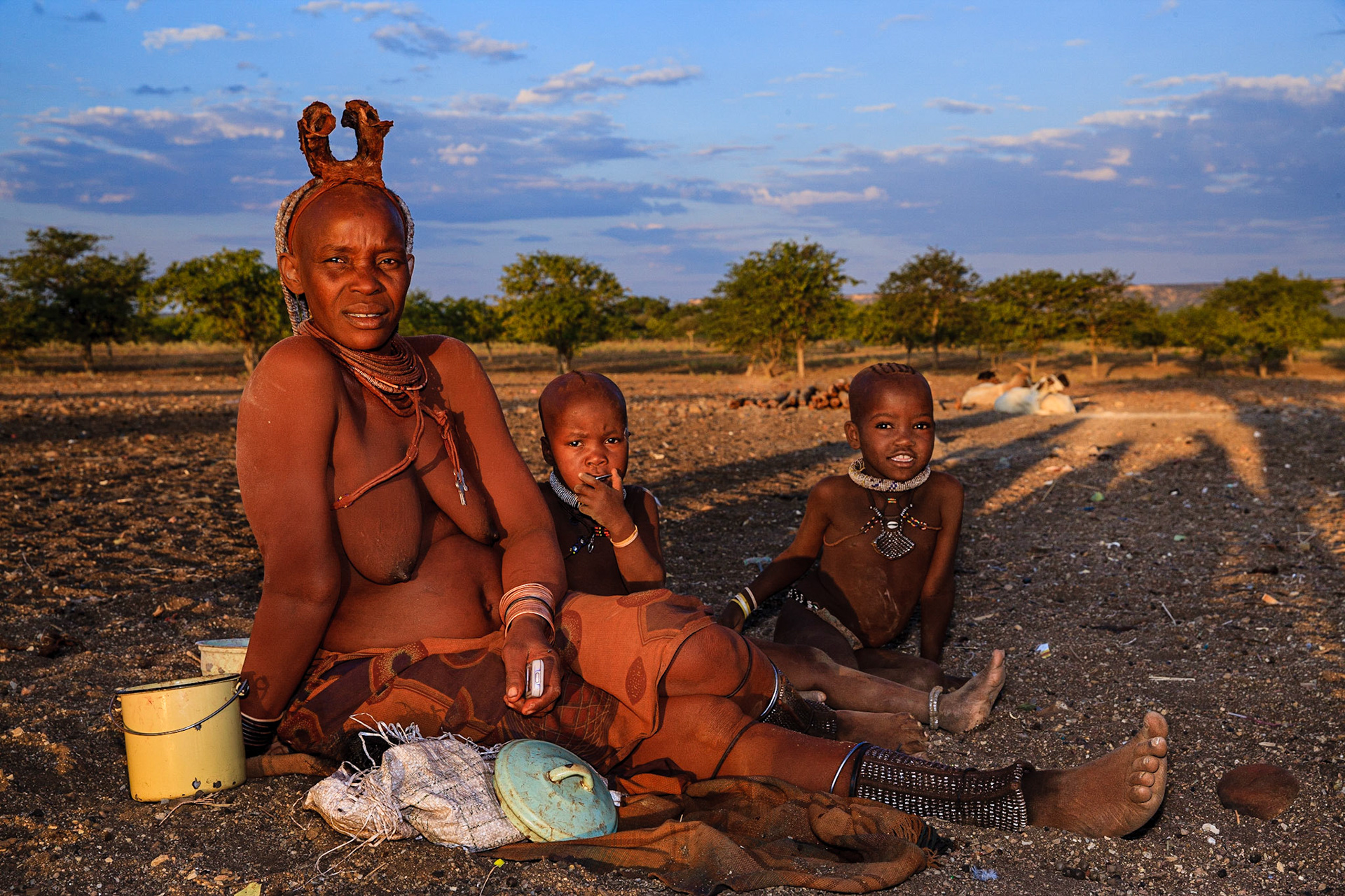 Mobilní telefon se dnes stal již pevnou součástí života Himbů. Ještě před několika lety, kdy jsem tuto oblast navštívil naposledy, tomu tak nebylo.