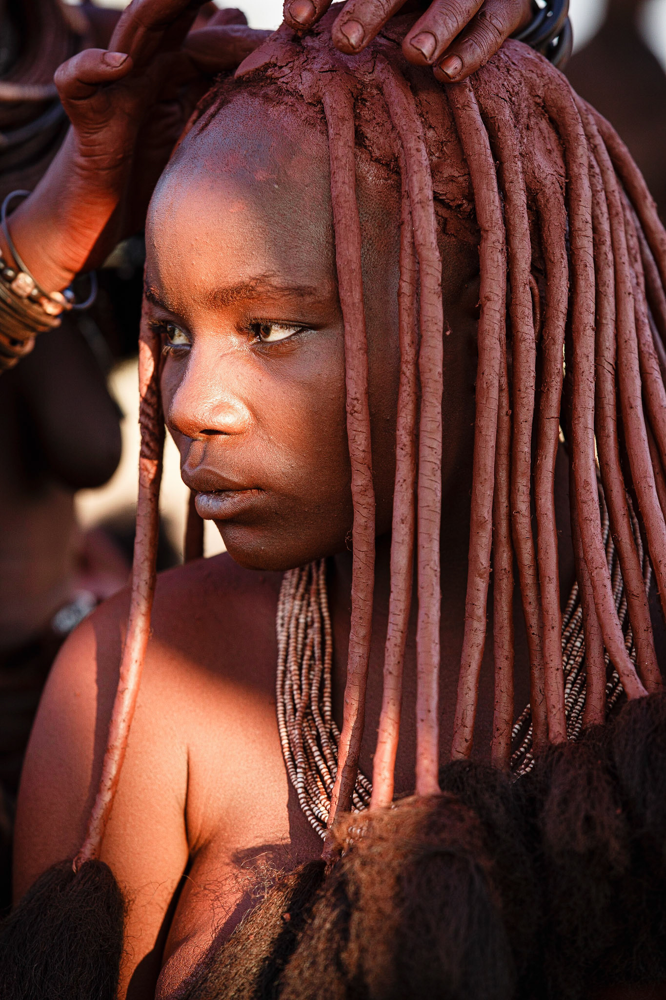 Chomáče na konci dredů obalených hliněnou směsí jsou vlastně púvodní vlasy.