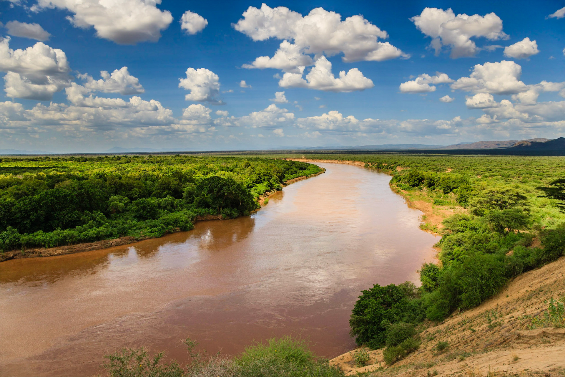 Řeka Omo je hranice, kterou na jihu nelze autem překročit. Nějaký most je sice údajně ve výstavbě, ale opravdu v prvopočáteční. Za řekou žije např. zajímavý kmen Surmů. Tak snad někdy přístě:)