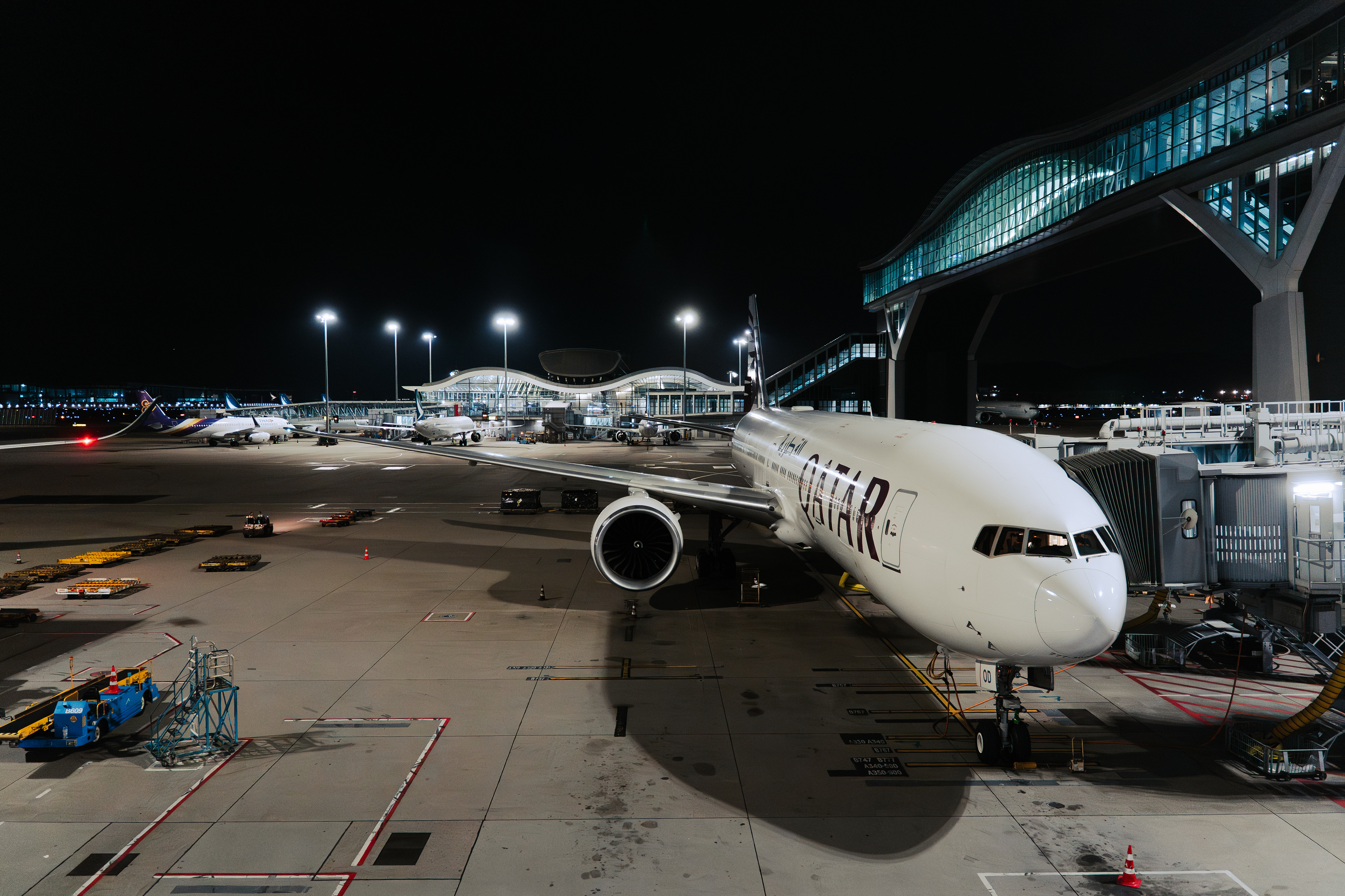 Qatar Airways - B777-300ER, Hong Kong Airport