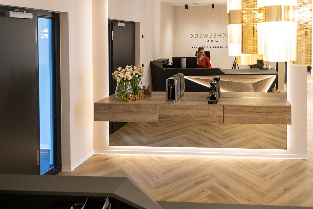 Gründerin und Zahnärztin Claudia Riwaldt im Empfangsbereich