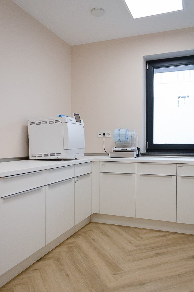 Steriraum mit Ordnungssystem und Geräten von MELAG