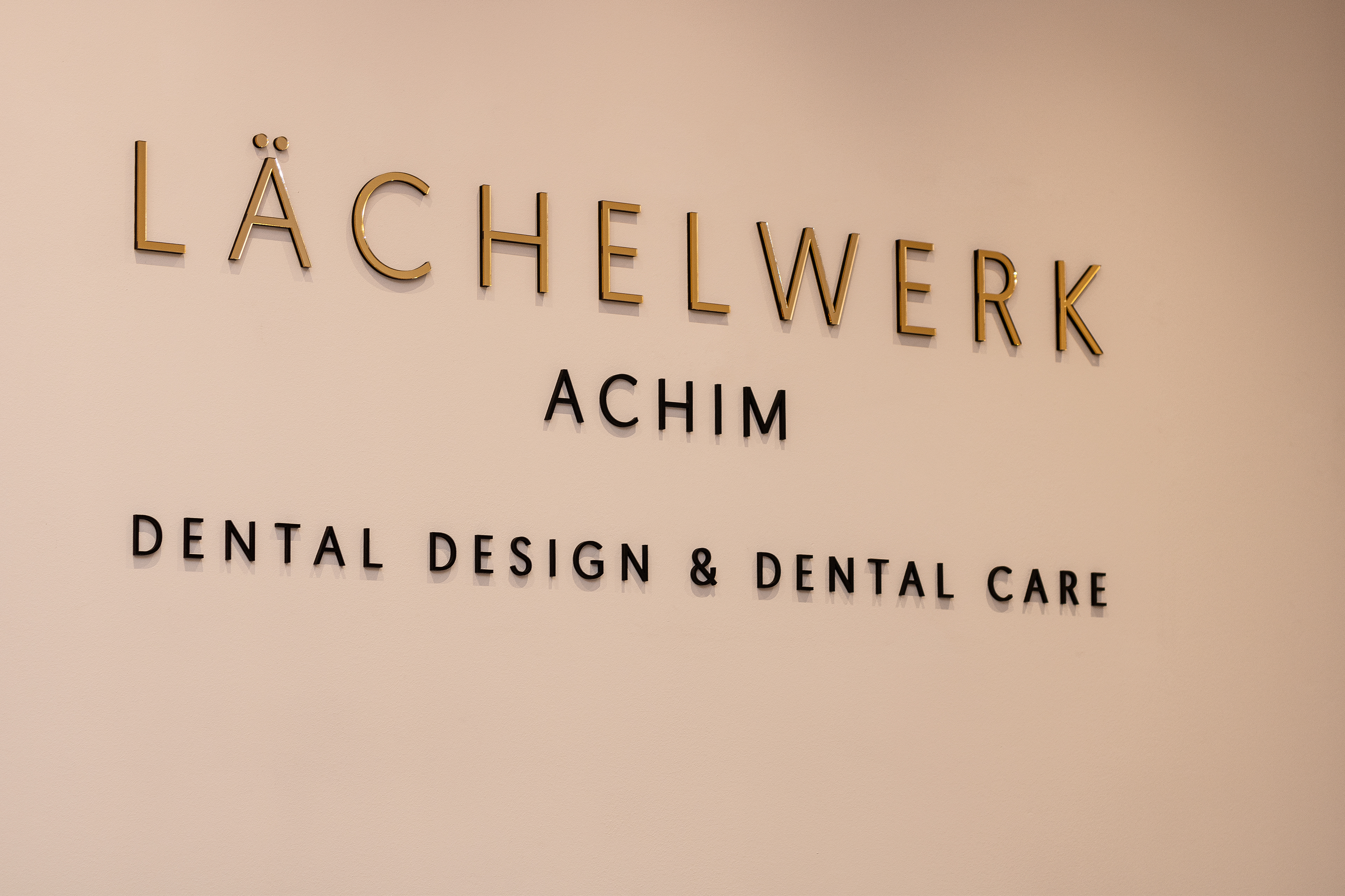 LÄCHELWERK ACHIM Wandbeschriftung mit Acrylglas Buchstaben