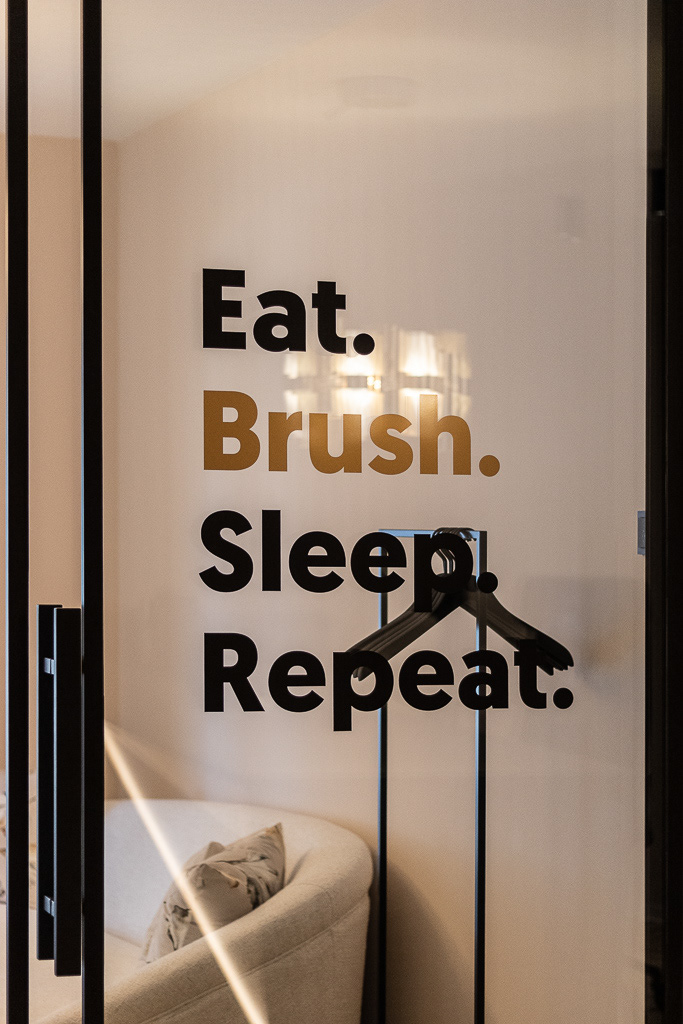 Corporate Design Details mit Folien-Schriftzug "Eat. Brush. Sleep. Repeat."
