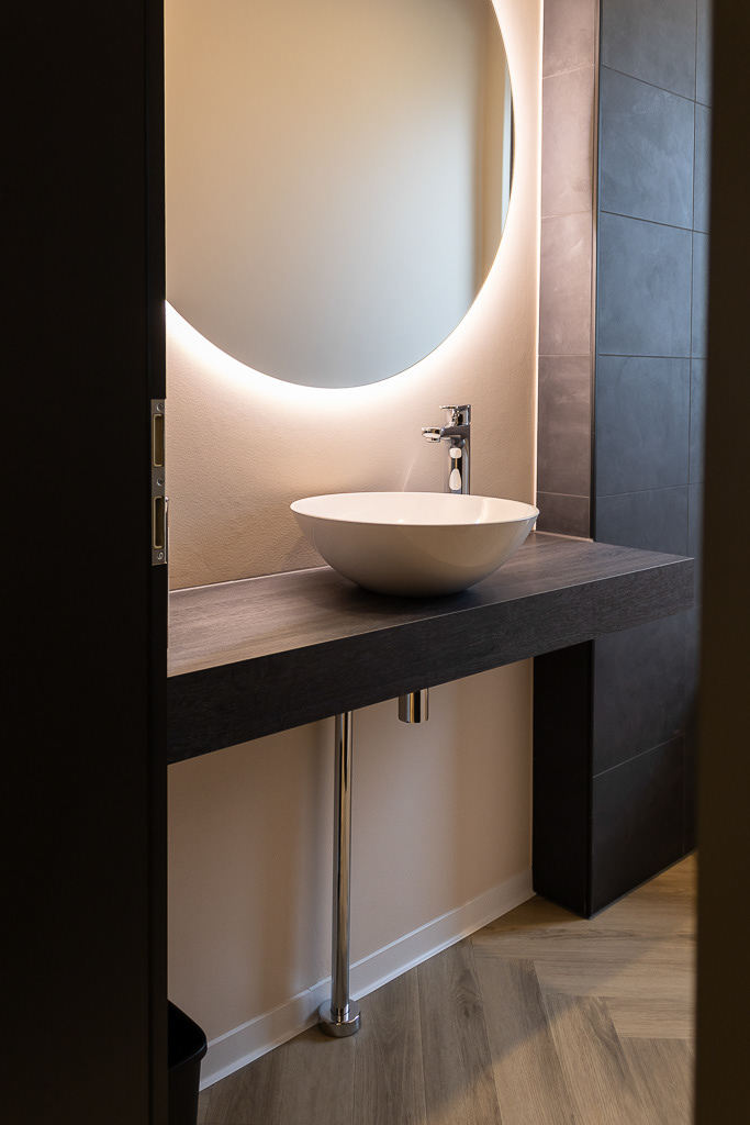  Spiegel mit indirektem Licht im WC