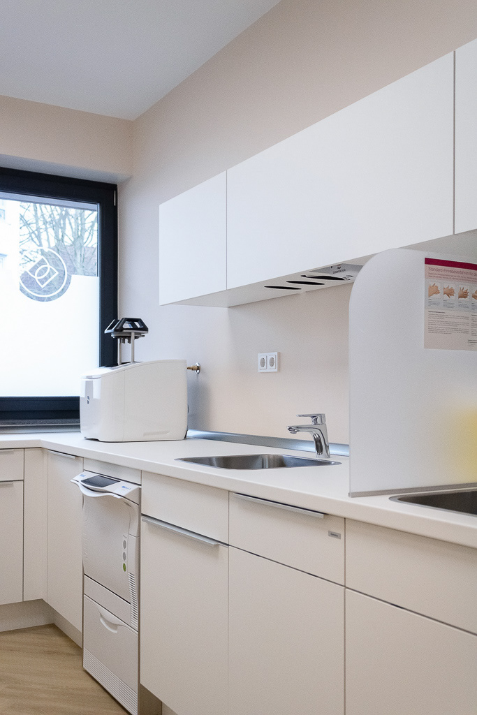 blickdichter Steriraum mit Corporate Design Detail