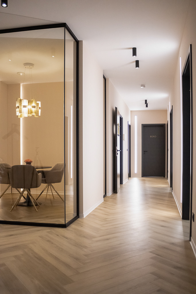 Flur mit Bick auf Beratungsraum