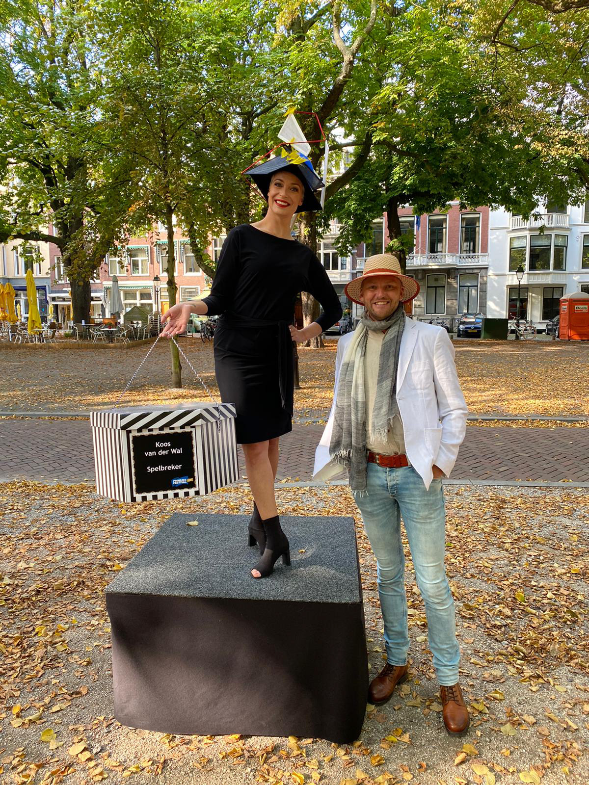 Even poseren naast het model op het Lange Voorhout in Den Haag