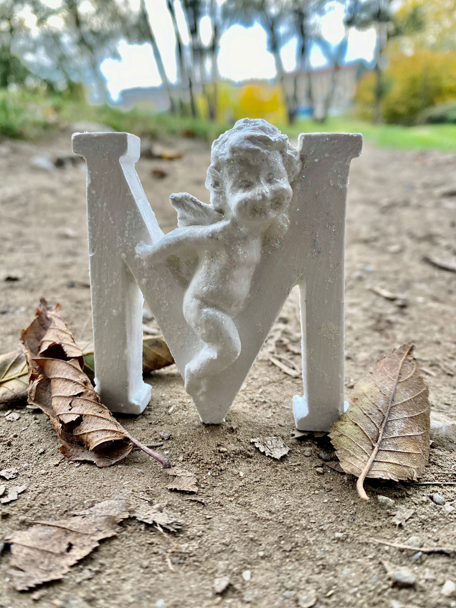 M – Madre, Magia, Memoria Angelo che custodisce le origini, le radici e i sussurri delle donne antiche.