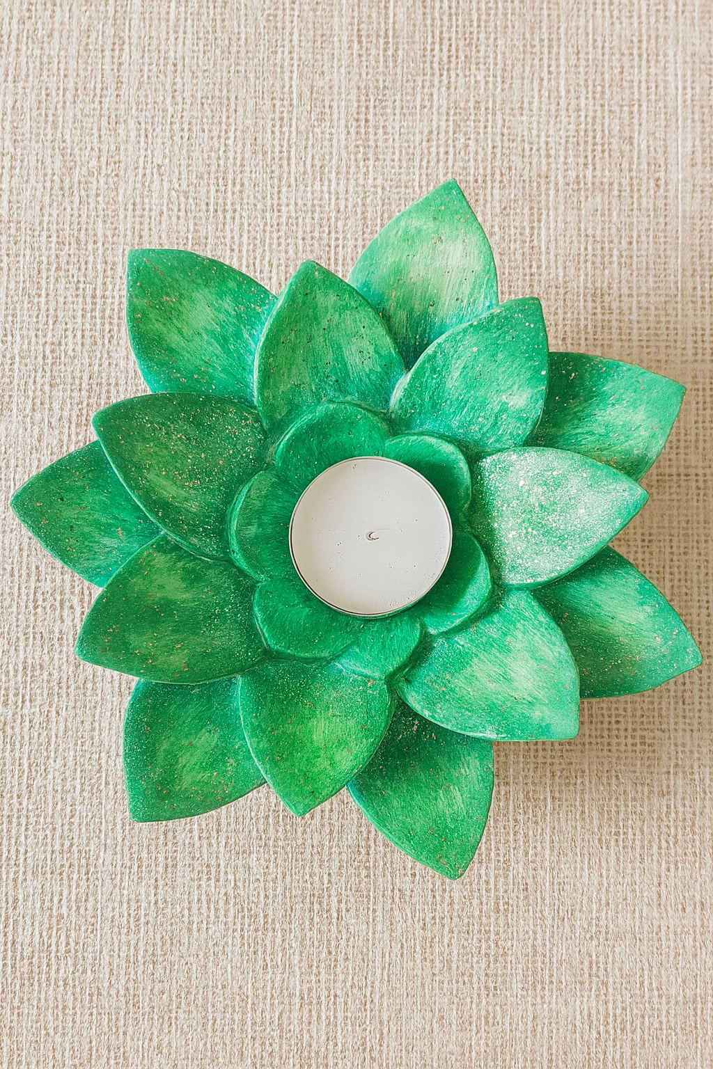 Il Fiore di Loto verde rappresenta la forza dolce dell’amore universale e la guarigione dell’anima. È il fiore del cuore aperto, dell’equilibrio tra dare e ricevere, della compassione e della serenità profonda.  Accendere un portalumino Fiore di Loto verde significa accogliere la pace interiore e coltivare la gentilezza verso sé stessi e verso gli altri.