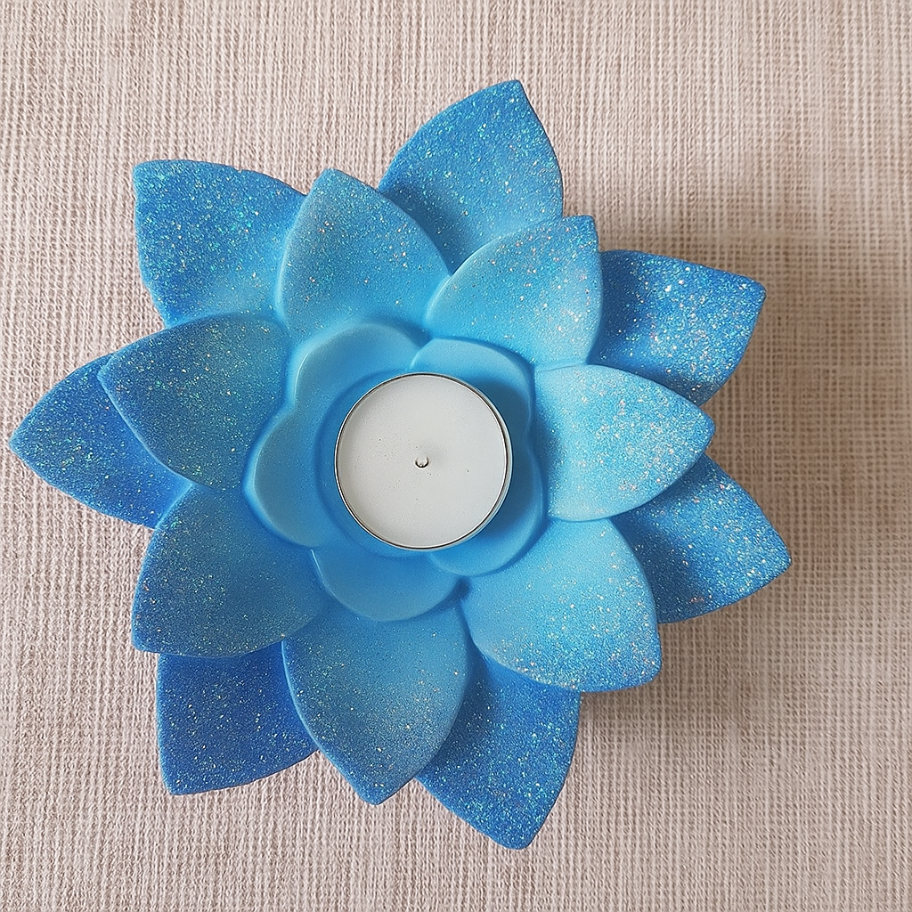 Il Fiore di Loto azzurro simboleggia la pace della mente e la saggezza dell’anima. È il fiore della consapevolezza spirituale, della calma profonda e della ricerca della verità. Come le acque serene che lo riflettono, il loto azzurro invita alla quiete, all’ascolto e alla comprensione di sé.