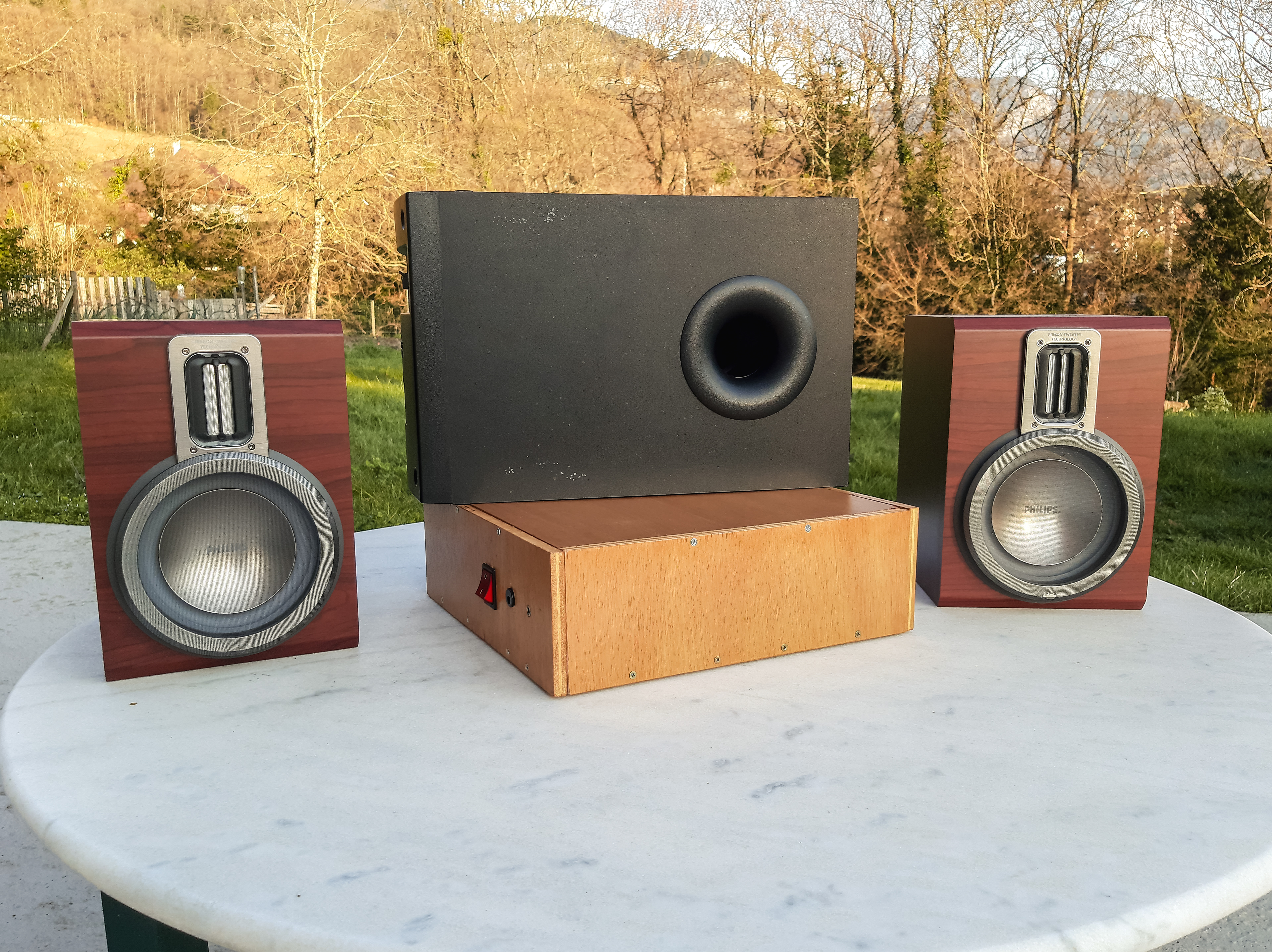 Home Cinema composé du nouvel ampli, d'un caisson basse et de deux enceintes intégrées