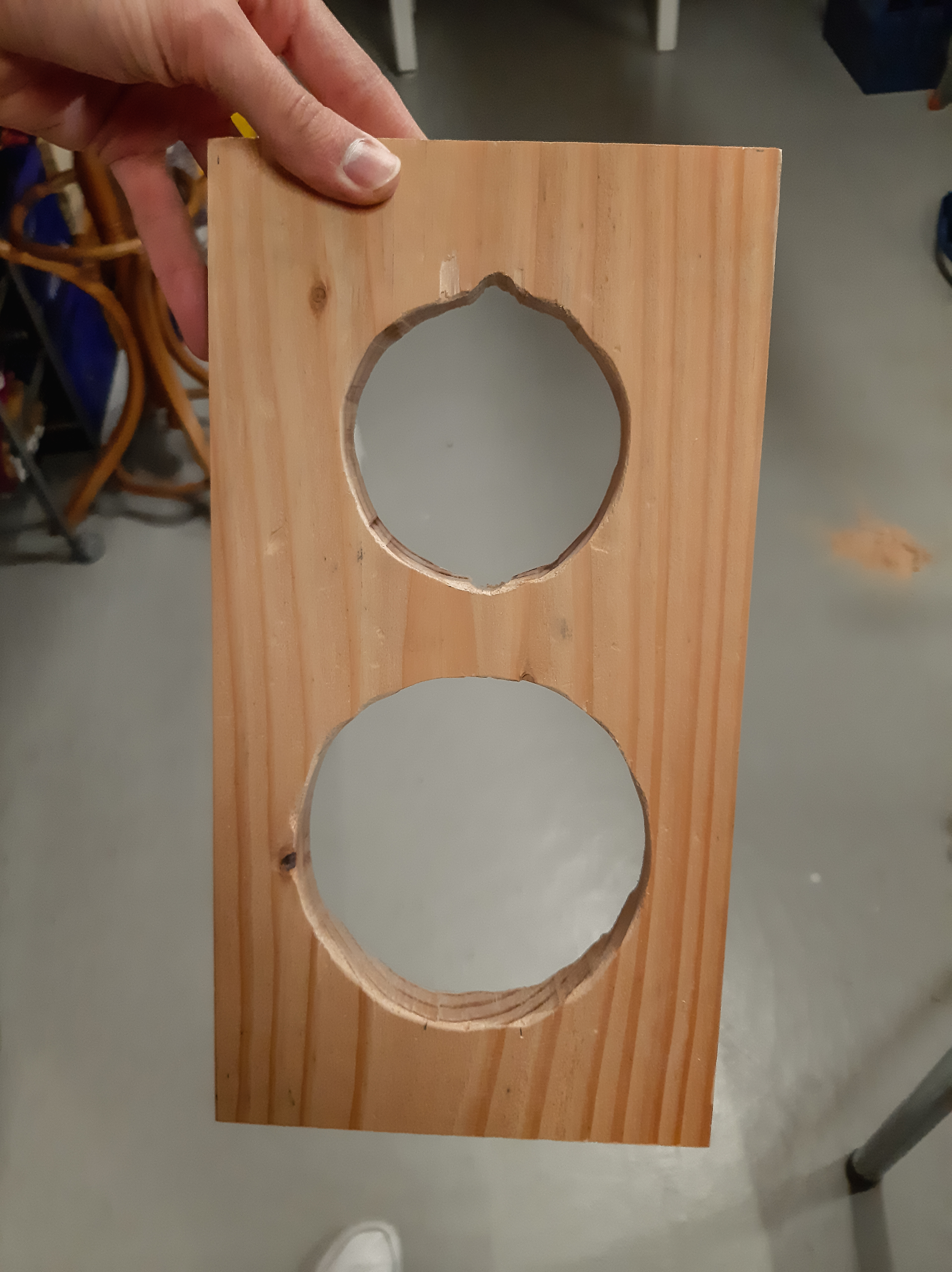 Face avant de l'enceinte réalisée à la scie sauteuse