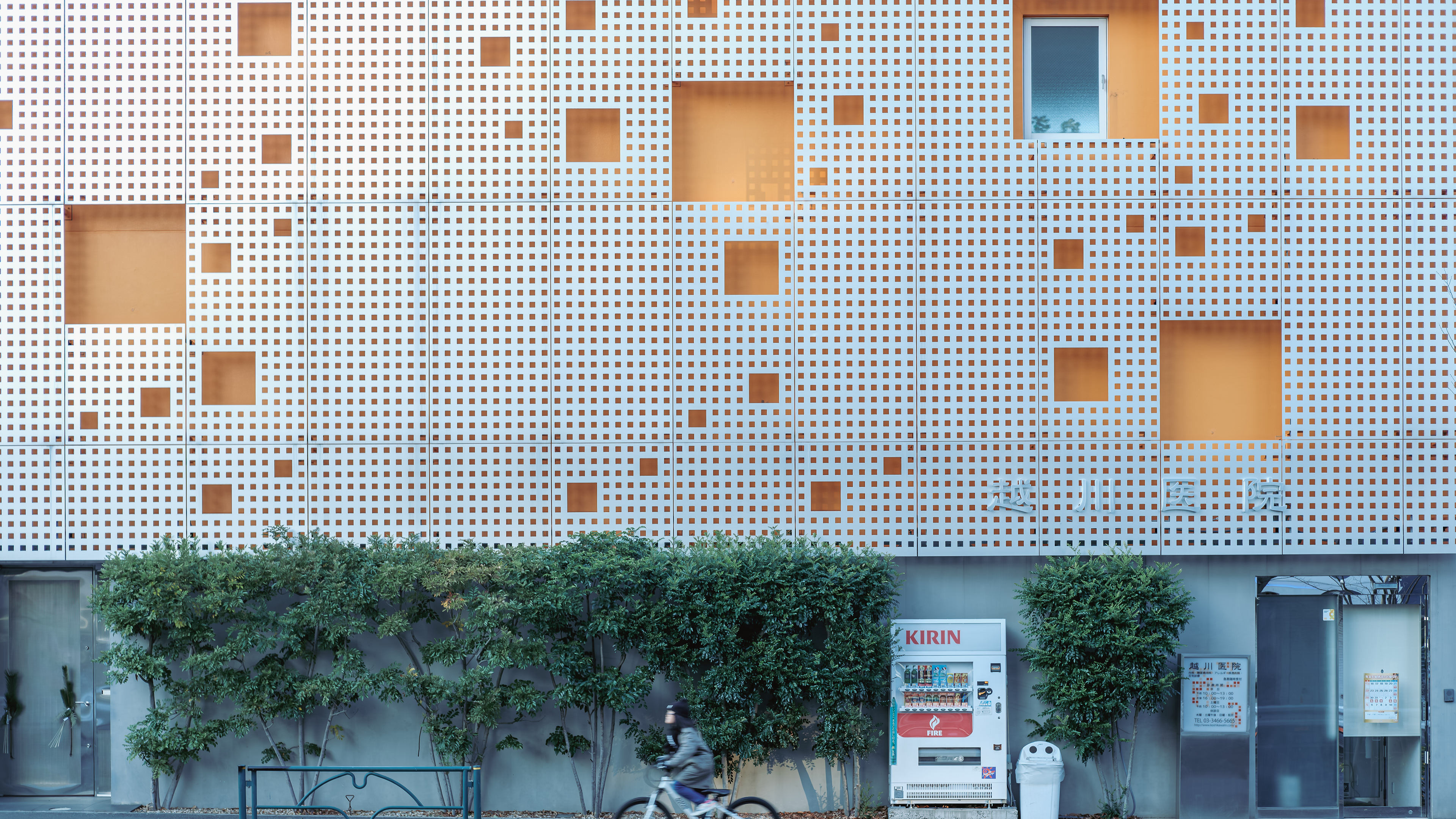 Ikeji Uju: Interesting building façade in Tokyo, Japan. Ikeji Uju Photography