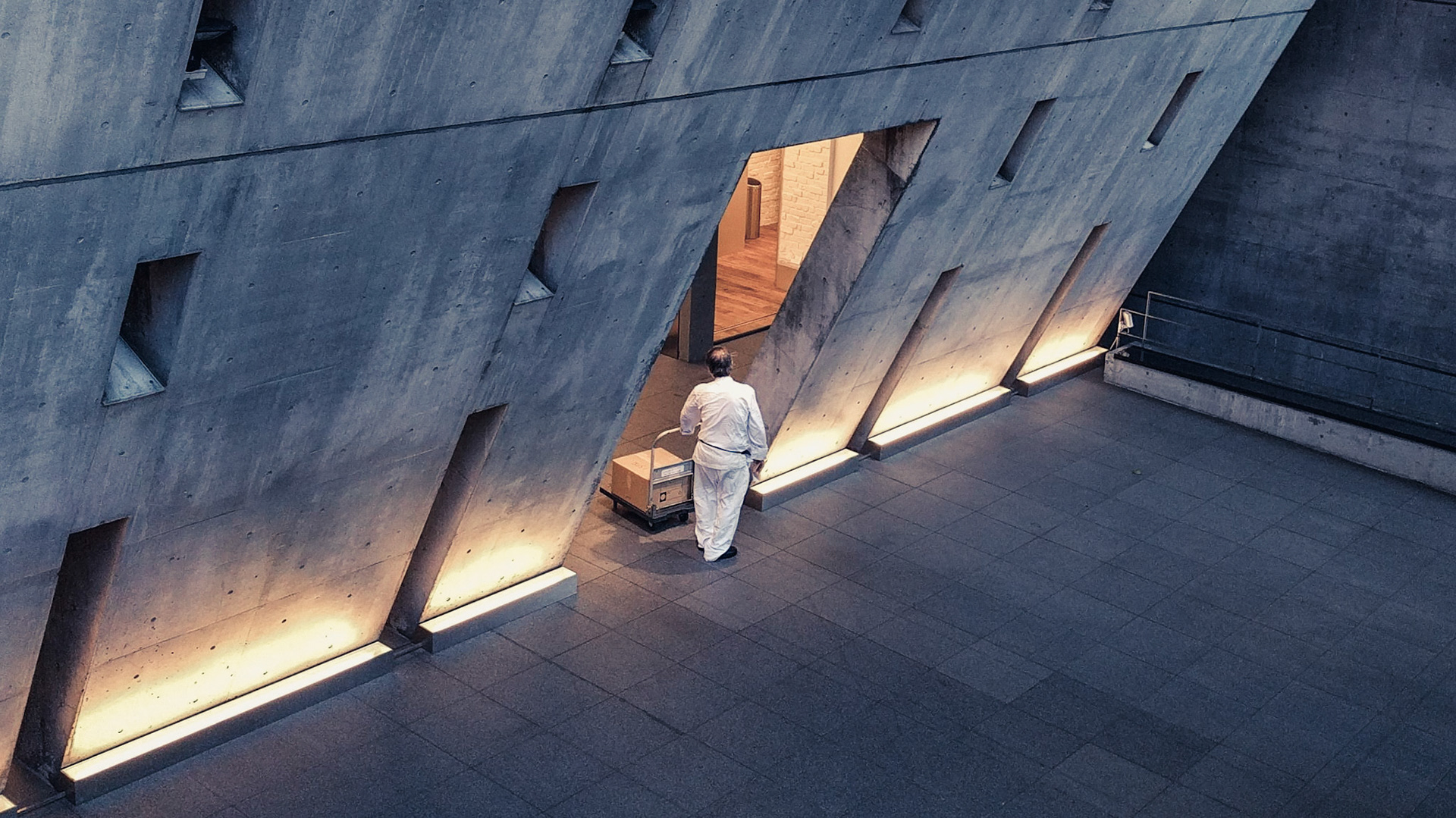 Ikeji Uju: Alluring building façade in Gaiemmae, Shibuya City, Tokyo, Japan. Ikeji Uju Photography