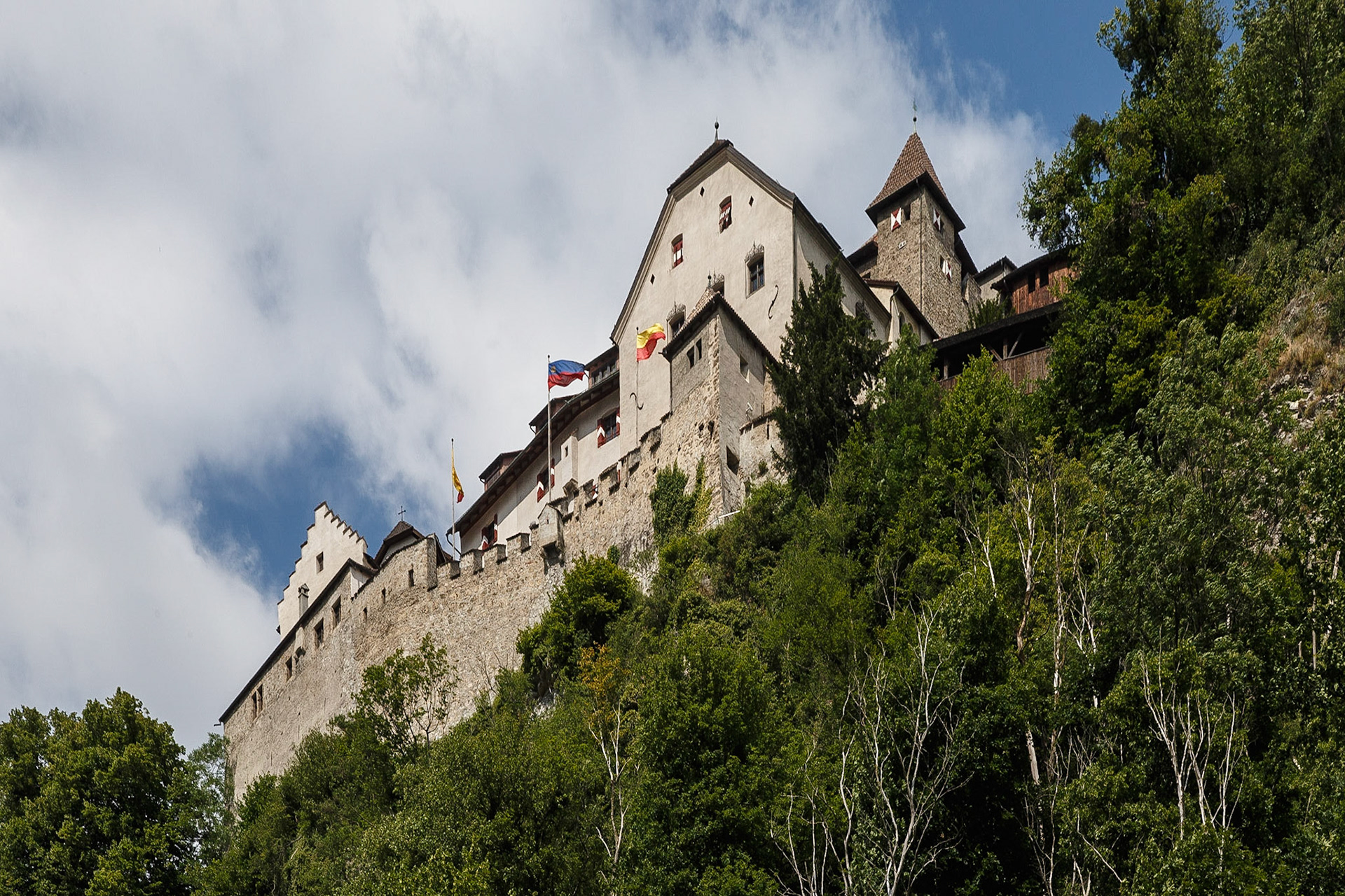 Hoch oben das fürstliche Anwesen.