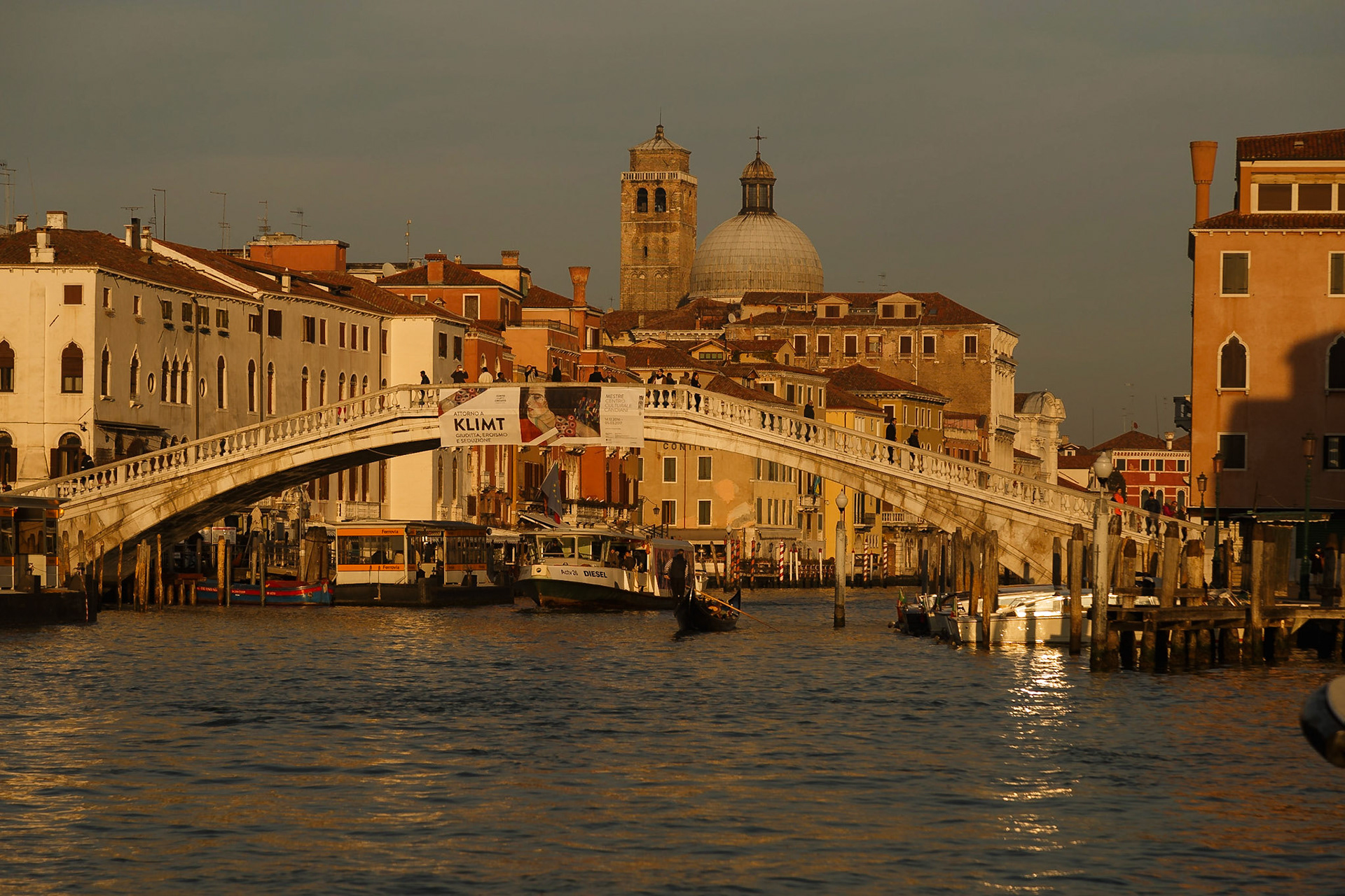 Bei Sonnenuntergang und am Abend