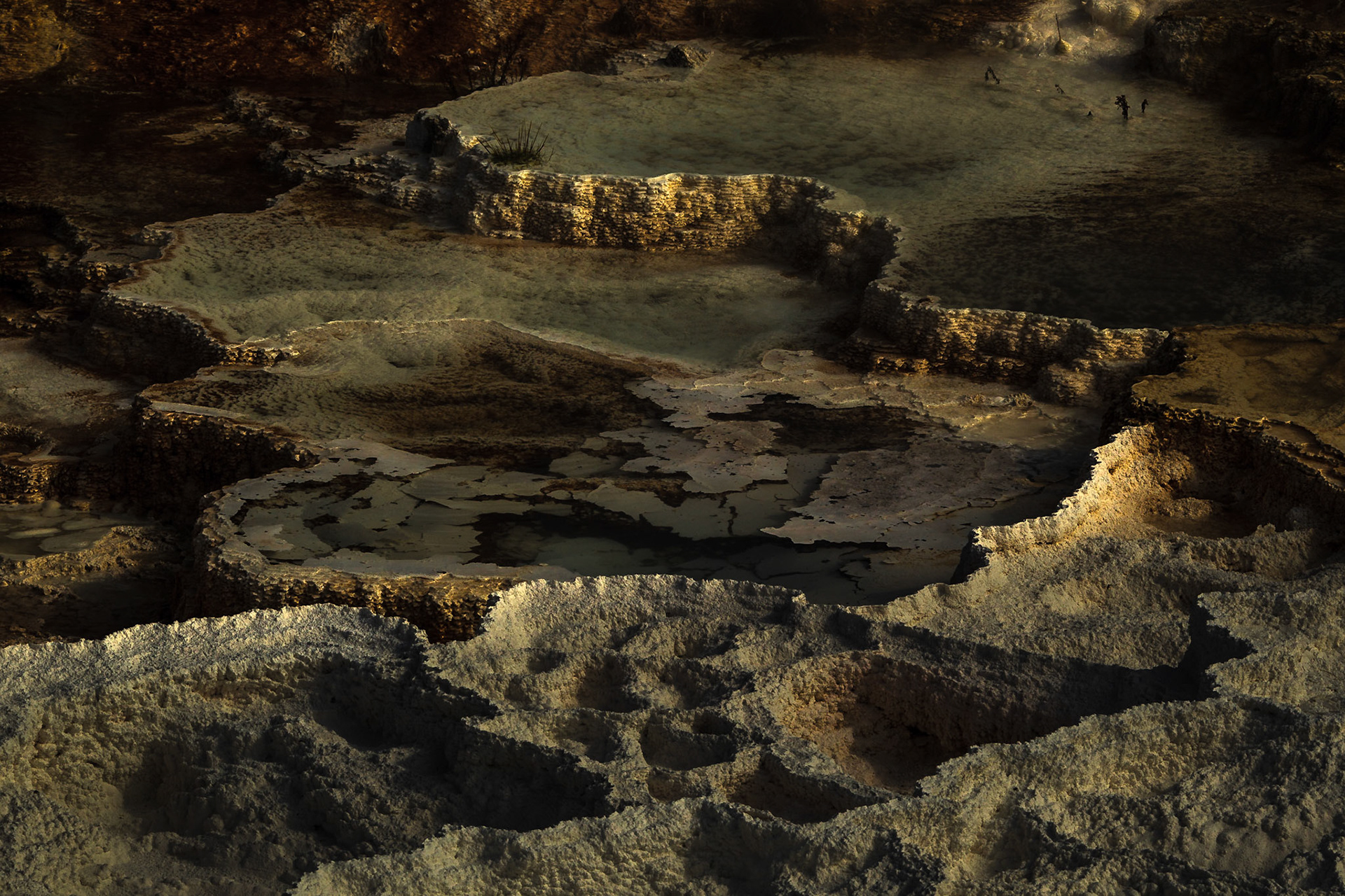 Jetzt im Herbst ist es hier eher triste da nur wenig Wasser vorhanden ist; im Frühling jedoch sehr viel und das Ganze wirkt durch Algen im Wasser sehr farbig.