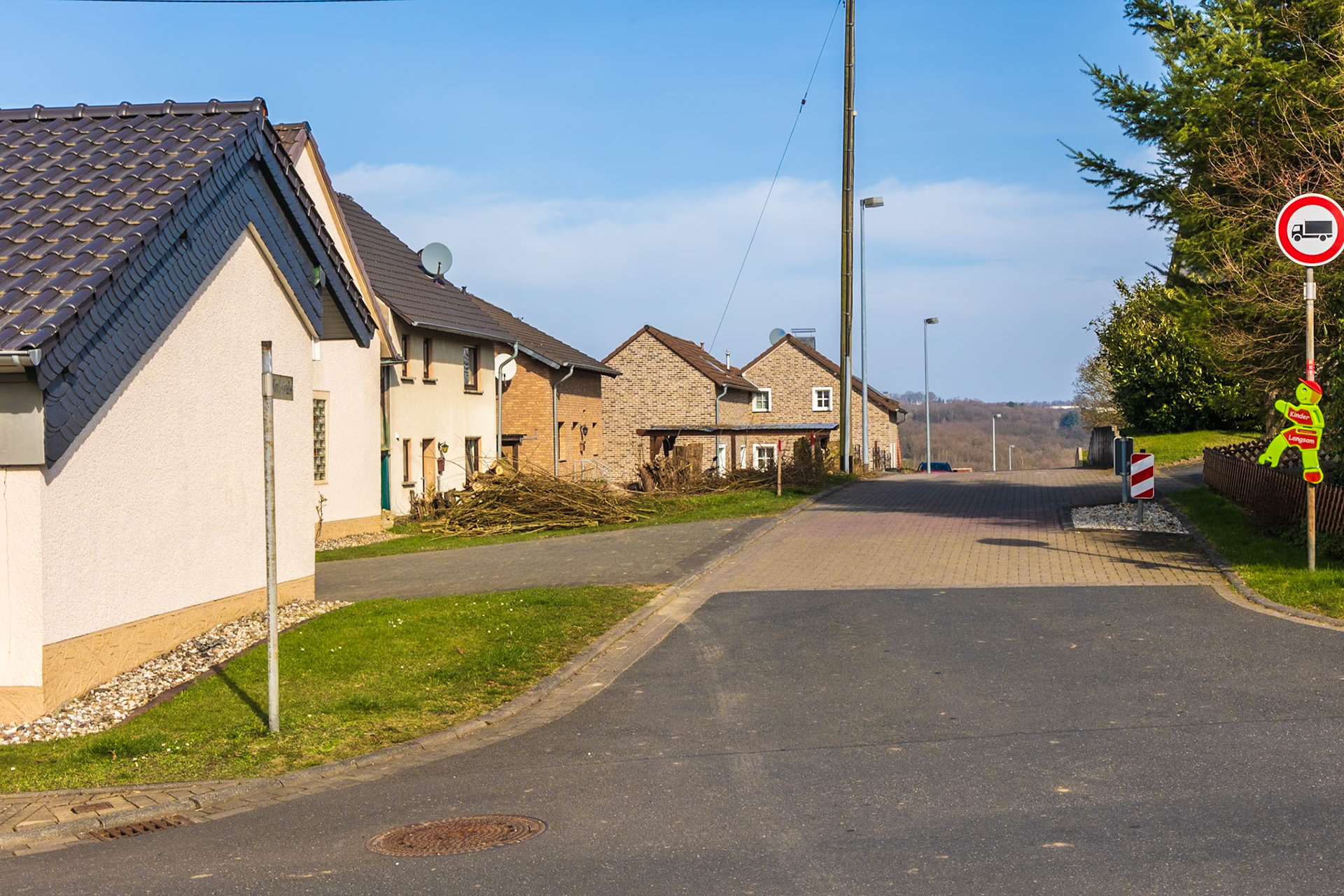 So ein altes Haus spricht natürlich nur kölsch Platt. Links nach innen vesetzt ist es auch noch vorhanden, obwohl man es nicht sieht. Das älteste Haus von Wallroth wird bals Neuem Platz machen ...
