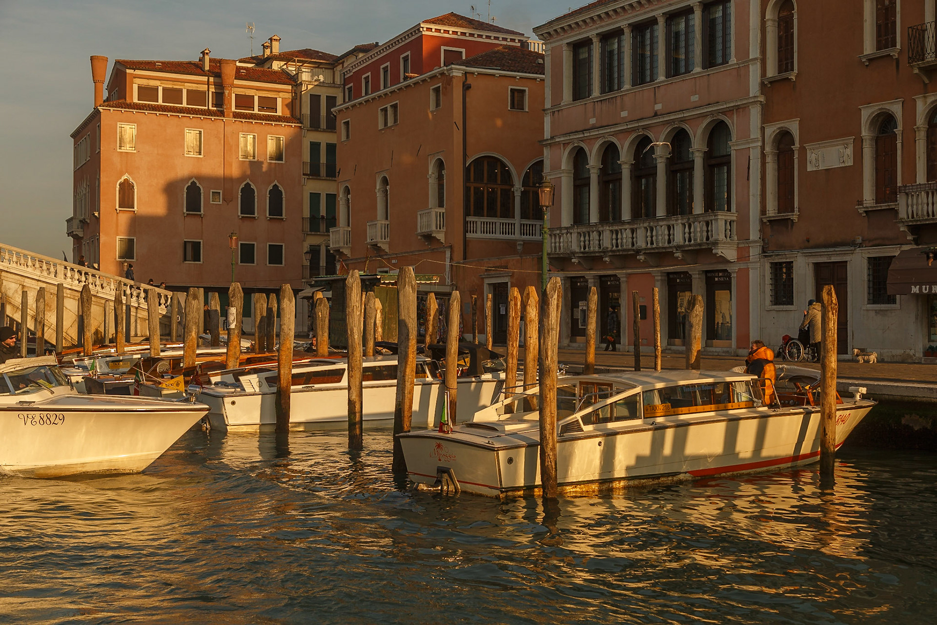 Bei Sonnenuntergang und am Abend