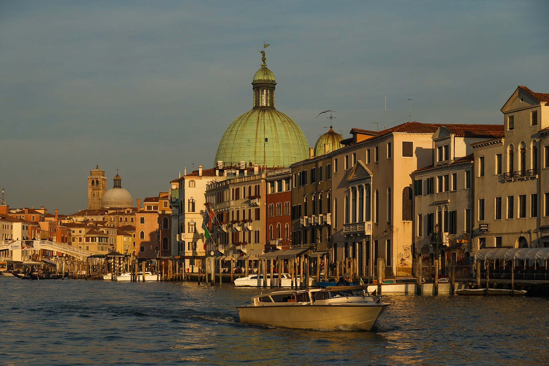 Bei Sonnenuntergang und am Abend