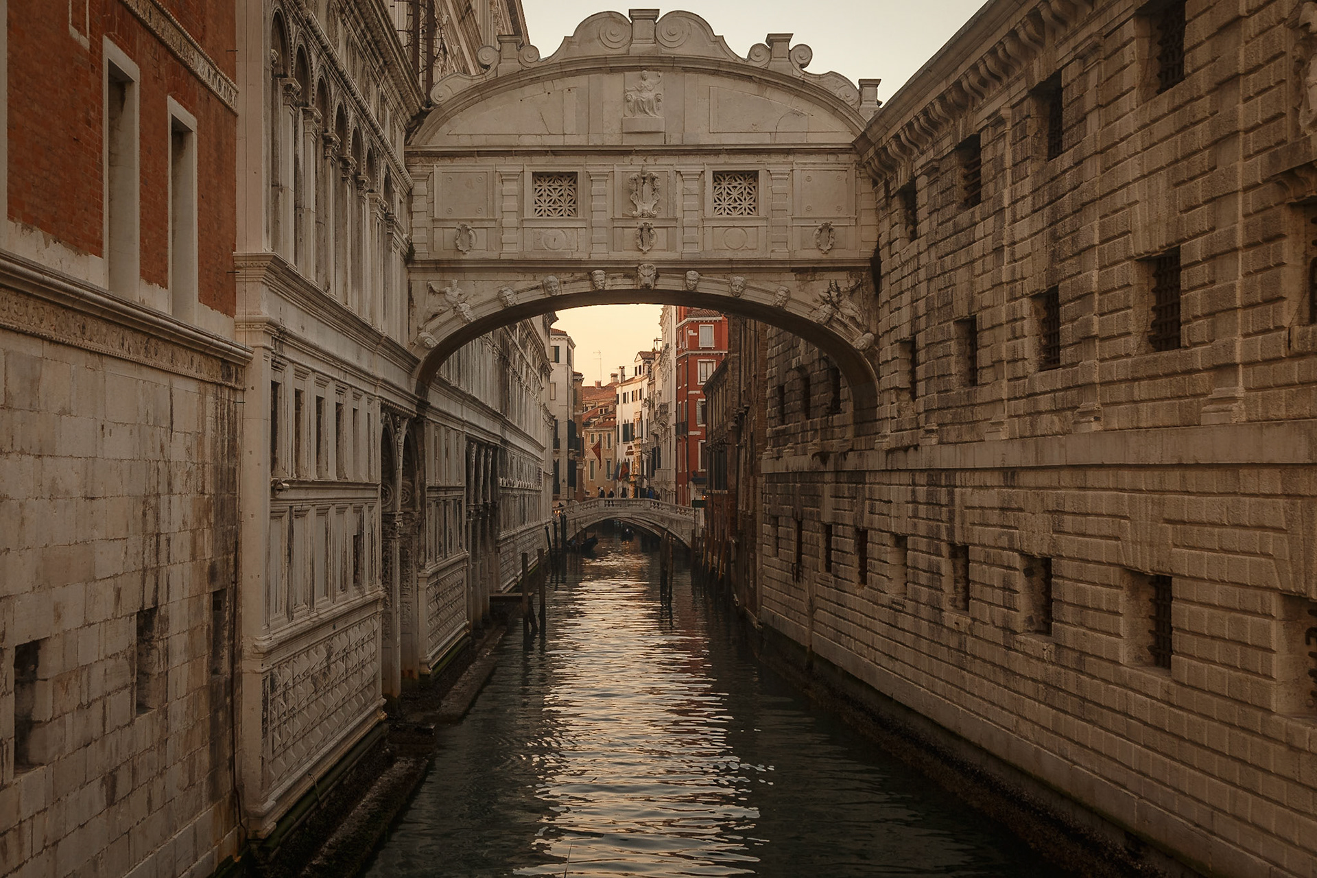 Bei Sonnenuntergang und am Abend