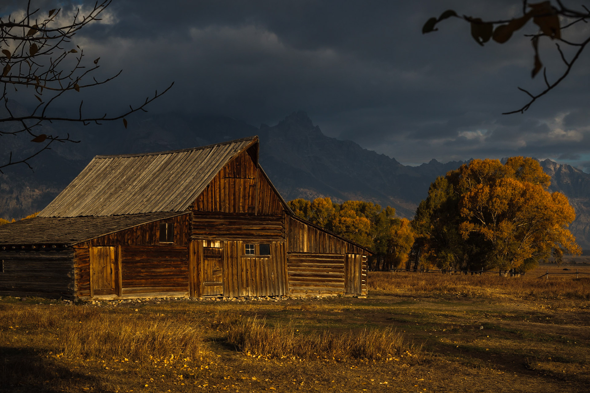 Homestead des Mormon Row Historic Districts bei drohender Wetterlage.