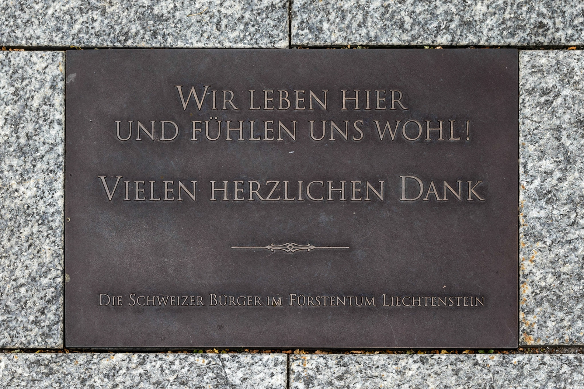 Die Liechtensteiner Bürger sind mit Ihrer Fürstenfamilie zufrieden, das ist in Stein gemeißelt zu lesen.