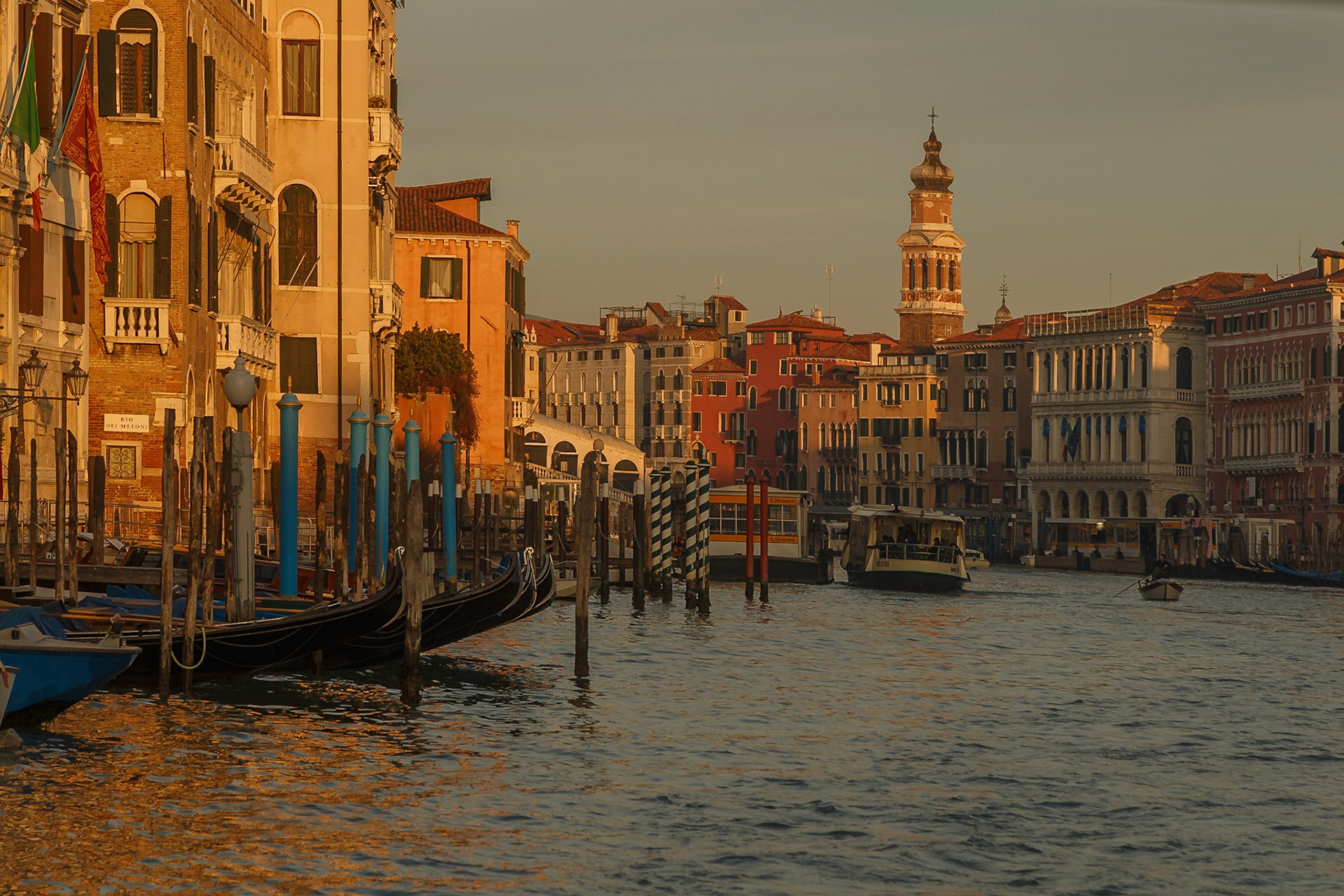 Bei Sonnenuntergang und am Abend