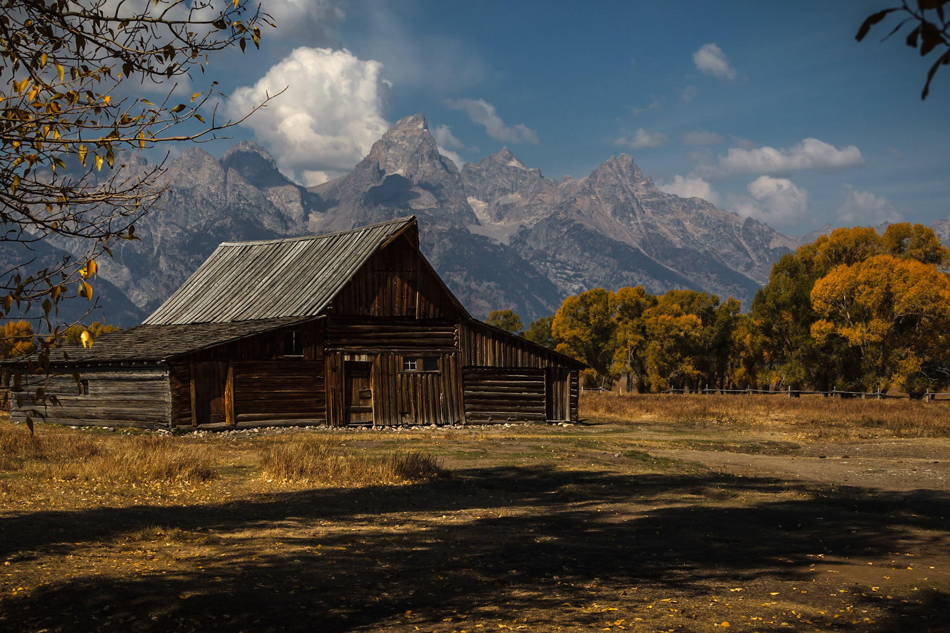 Homestead des Mormon Row Historic Districts bei freundlicher Wetterlage.