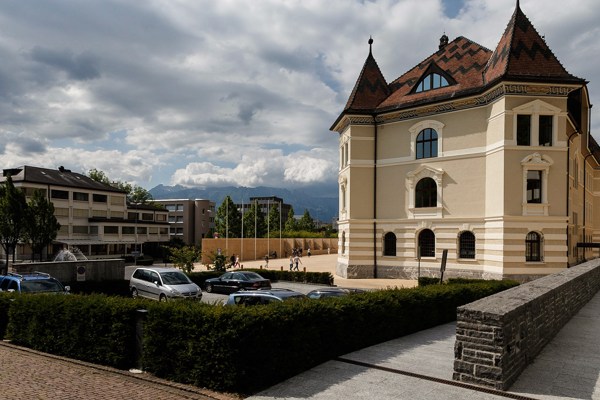 Rechts das historische Regierungsgebäude von 1905
