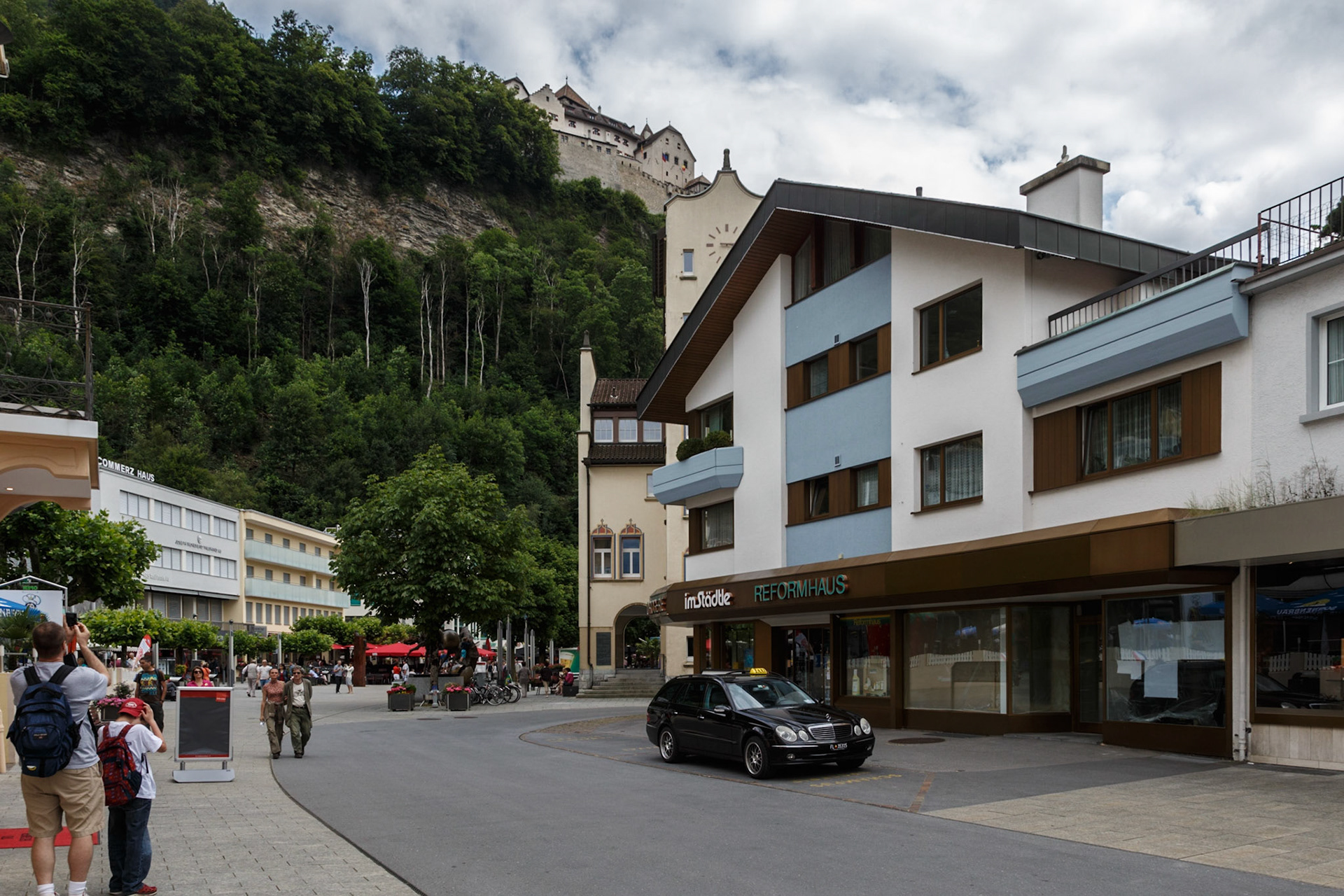 Hoch oben das fürstliche Anwesen.