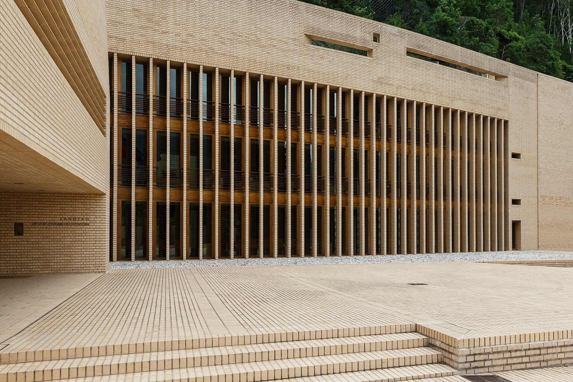 Links der Eingang zum Landtag des Fürstentums Liechtenstein