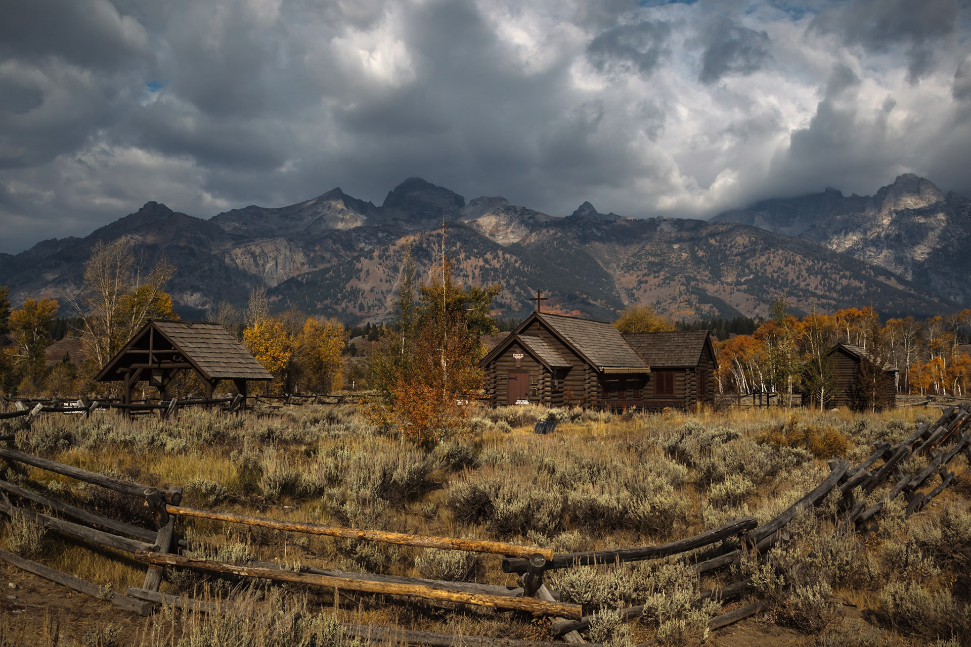 Eine Kapelle in einer wunderbar rustikalen Landschaft. Die Wolkenbildung unterstreicht hier den Charakter.