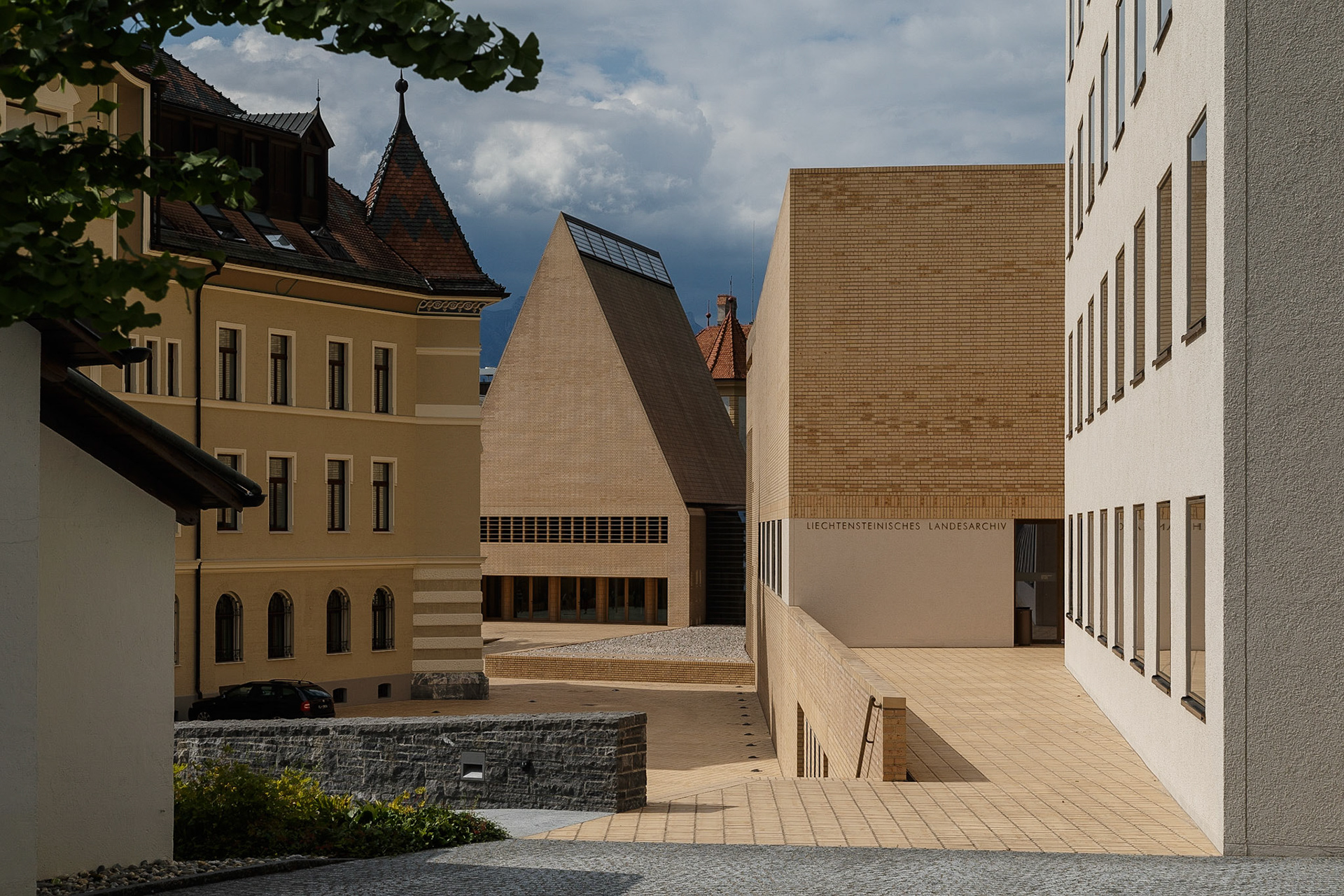 Rechts das Liechtensteinische Landesarchiv in der Mitte der Landtag in Seitenansicht.