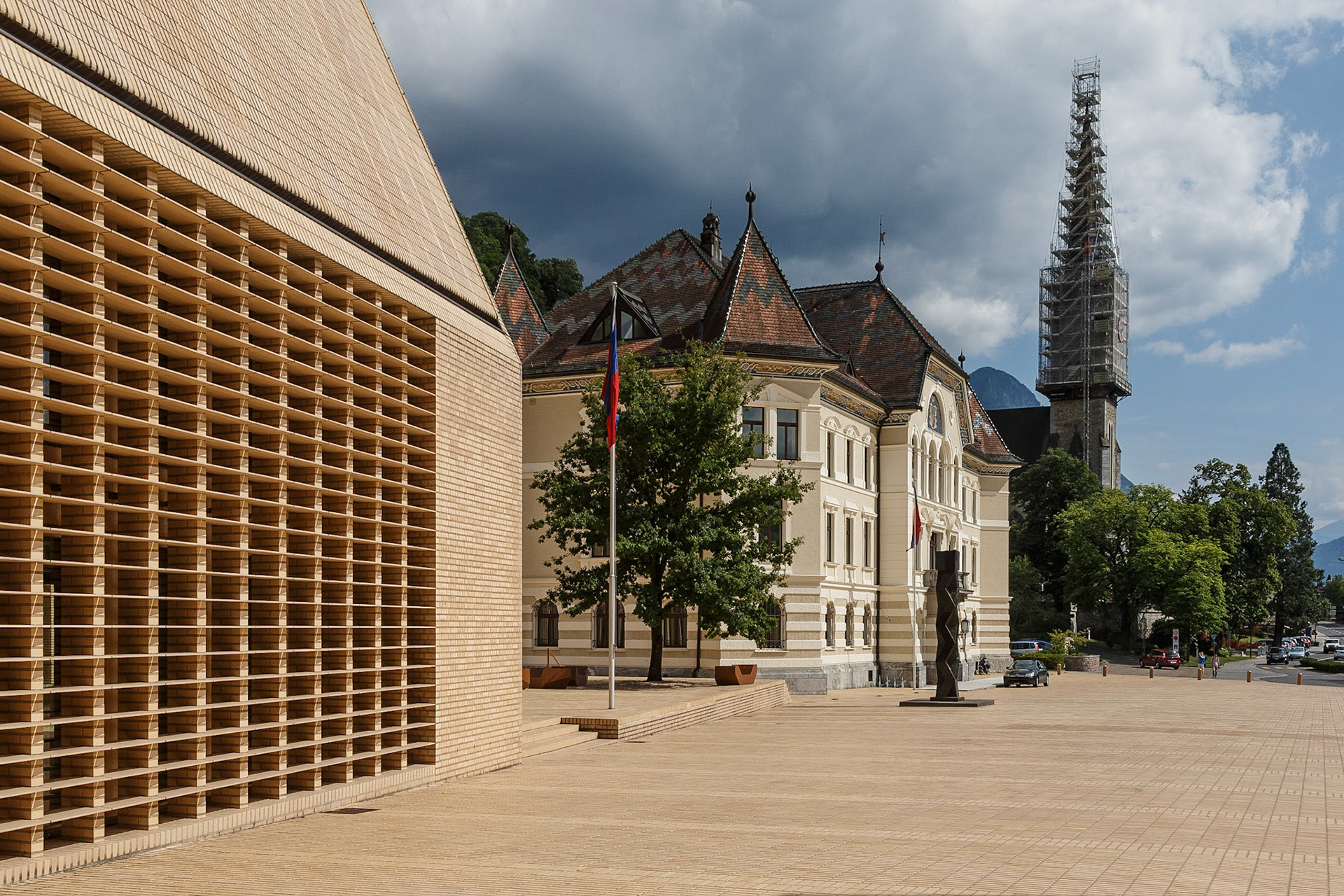 Links der Landtag des Fürstentums Liechtenstein