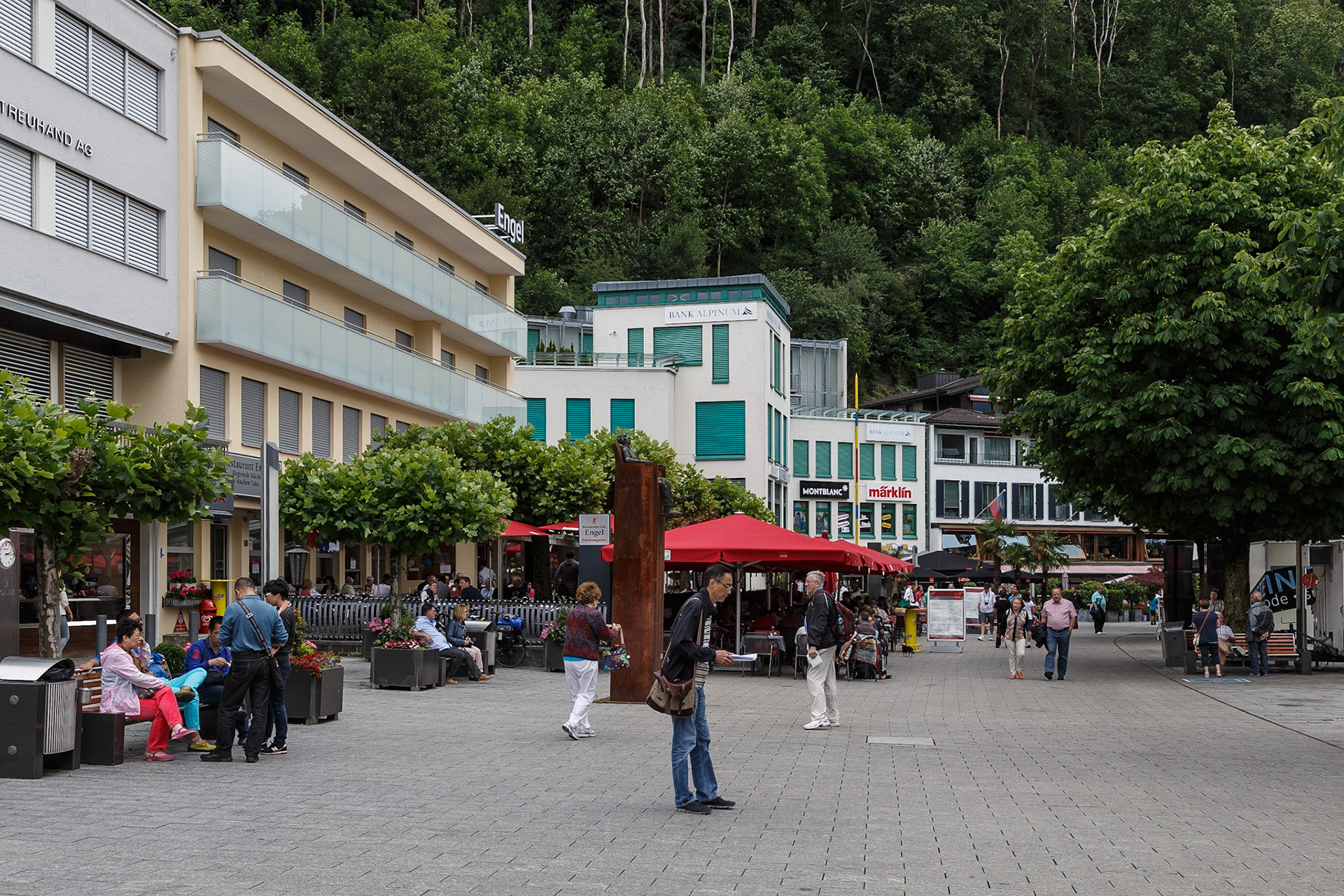 Die Gastronomie lädt unter gemütlichen Sonnenschirmen zum Verweilen ein.