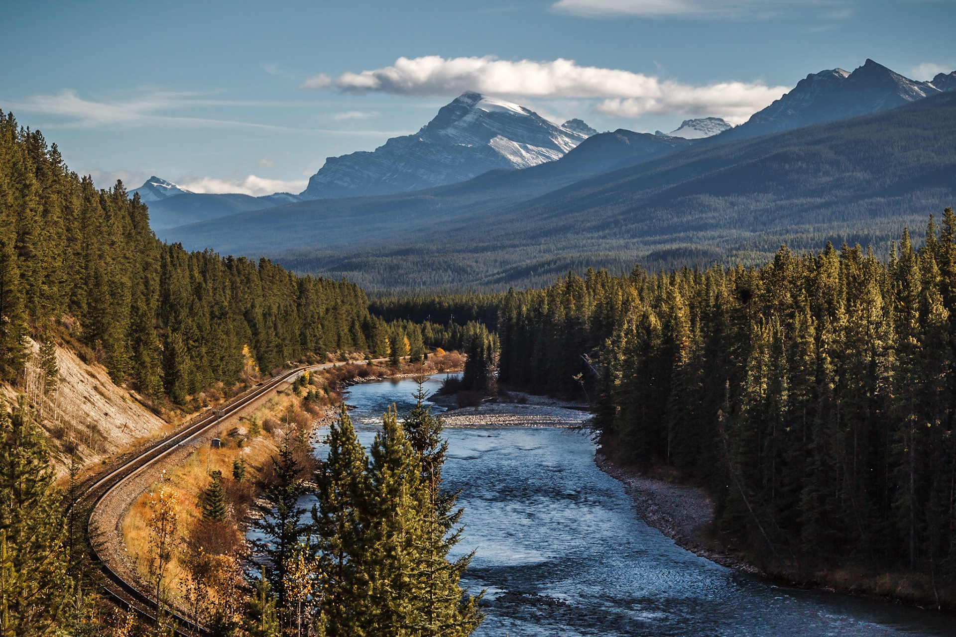 Eisenbahnlinie im Bow Valley Parkway