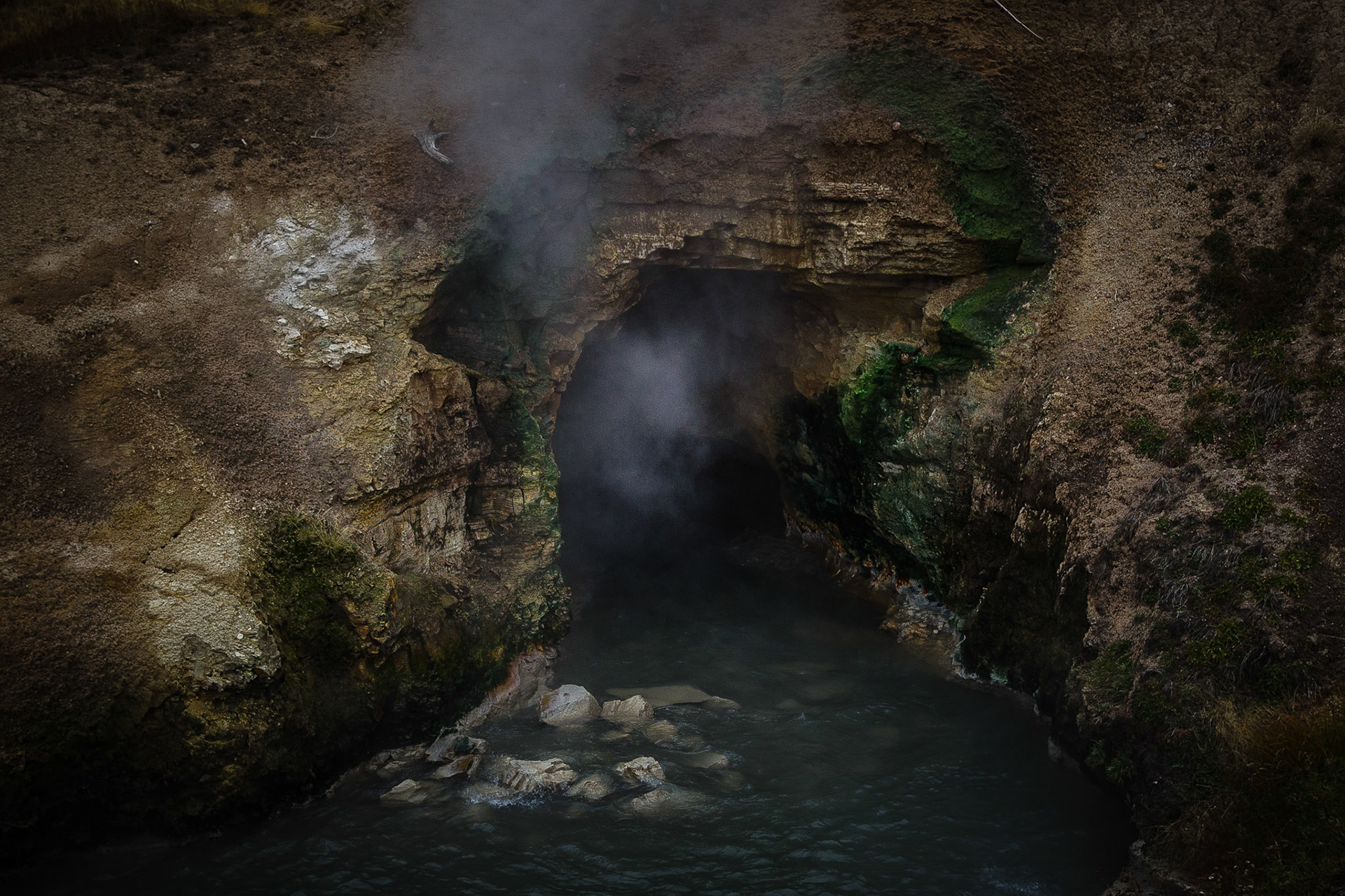 Dies ist Dragon's Mouth Springs. Es ist als wäre dies der Rachen zum Innern der Erde. Es rülpst und dröhnt laut und unheimlich. Grund zum Fürchten er könnte fürchterlich spucken, wenn man davor steht.